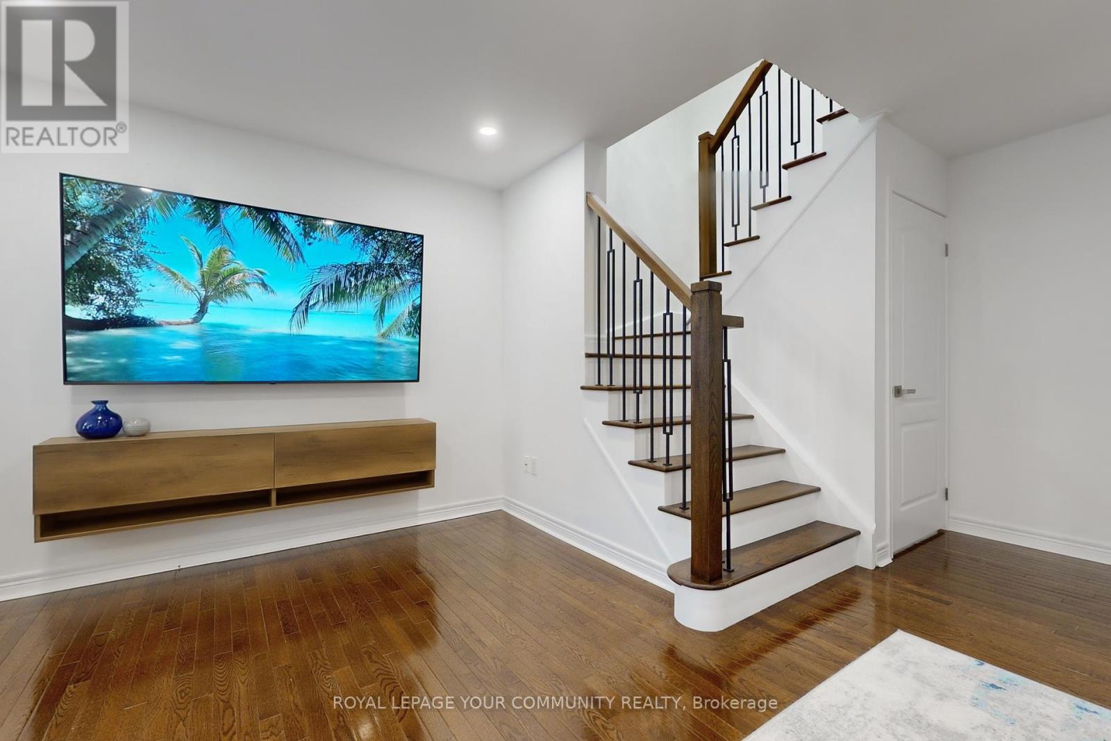 52 Four Seasons Crescent, East Gwillimbury, Ontario  L9N 0C3 - Photo 4 - N12209897