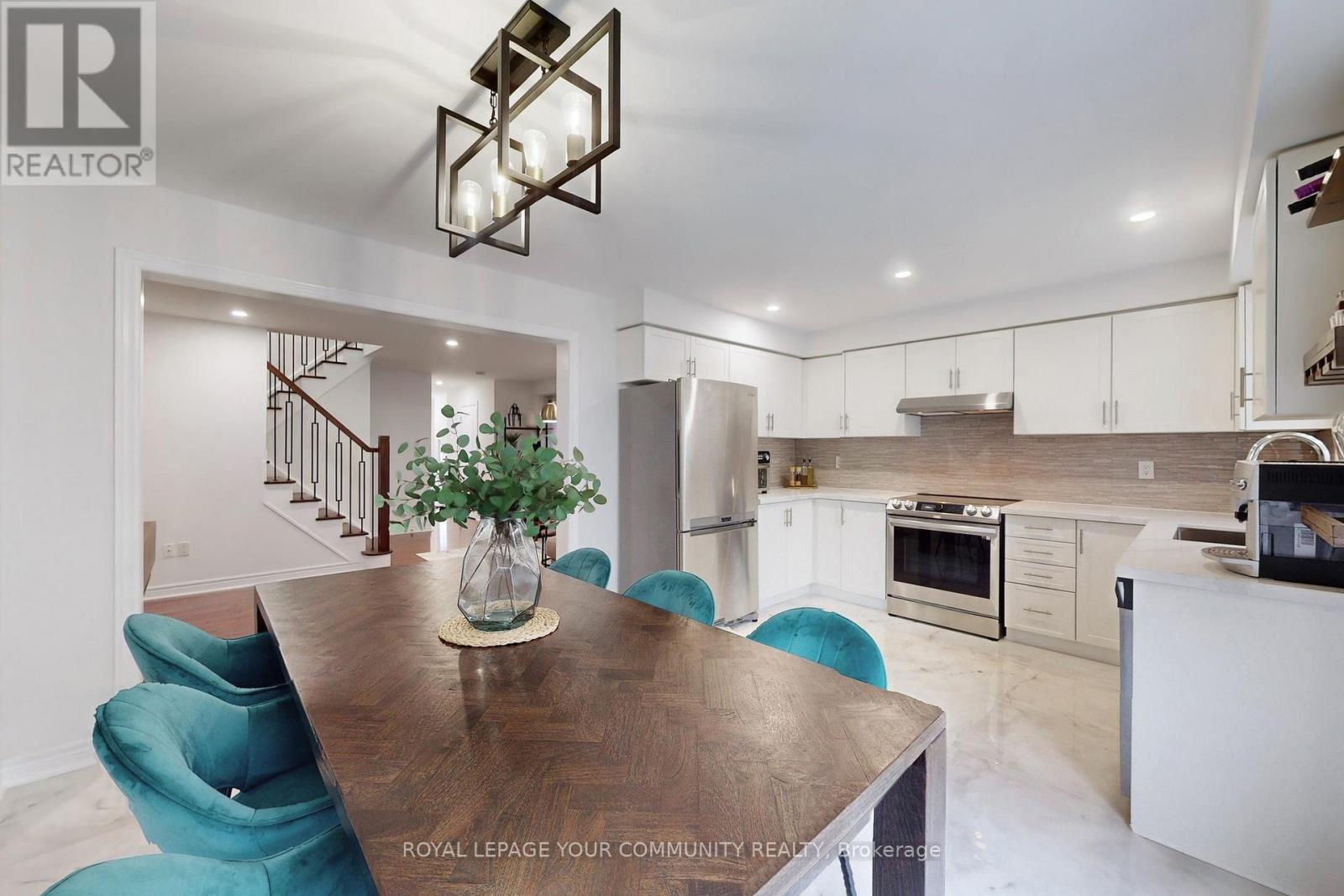 52 Four Seasons Crescent, East Gwillimbury, Ontario  L9N 0C3 - Photo 8 - N12209897