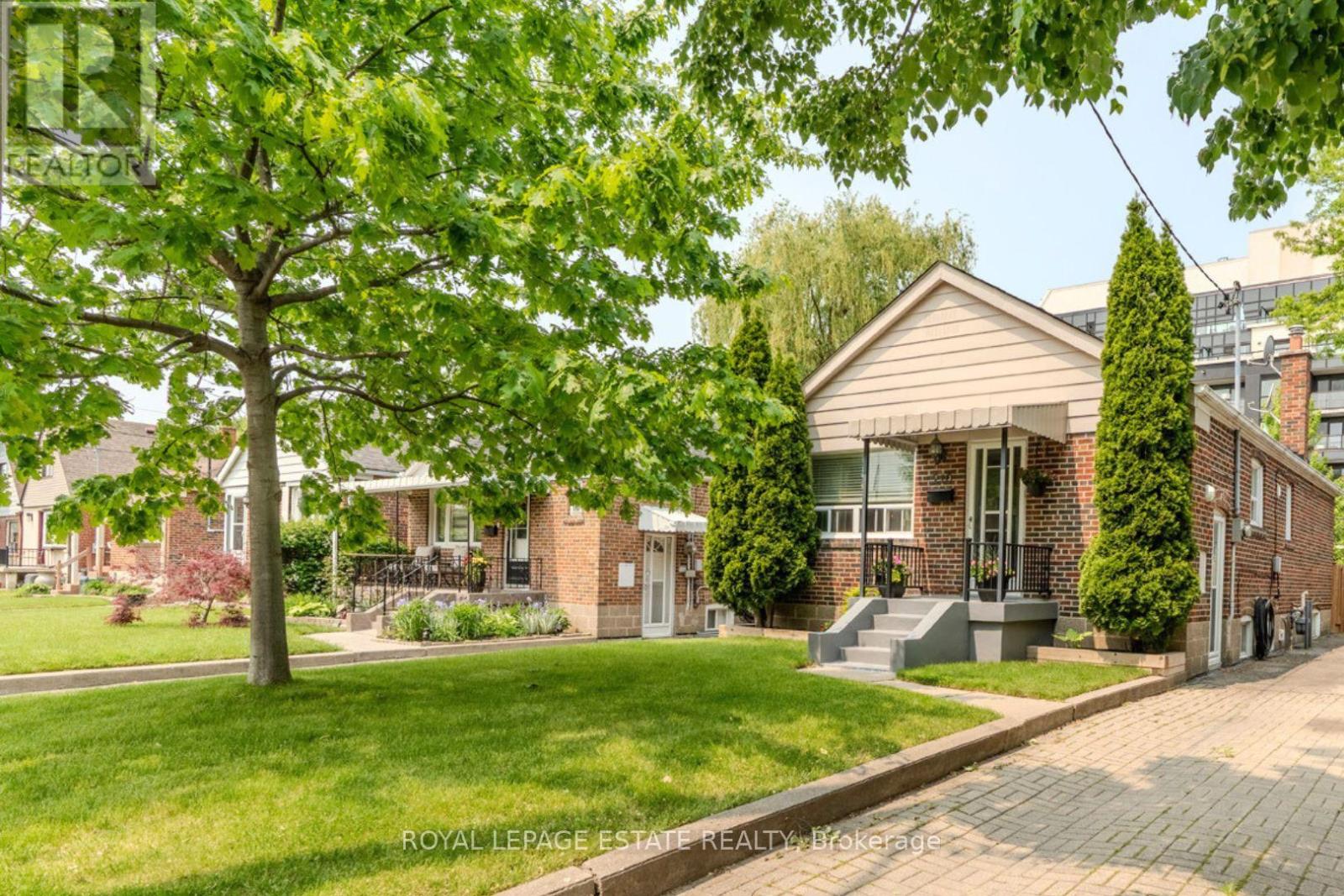<div class="slider-price">$949,000</div><p>210 Westview Boulevard, Toronto, Ontario</p>