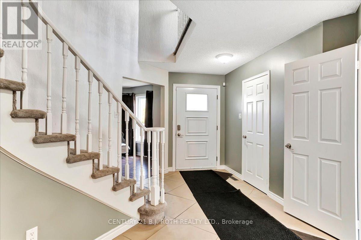 47 Moore Place, Barrie, Ontario  L4N 6N8 - Photo 2 - S12211526