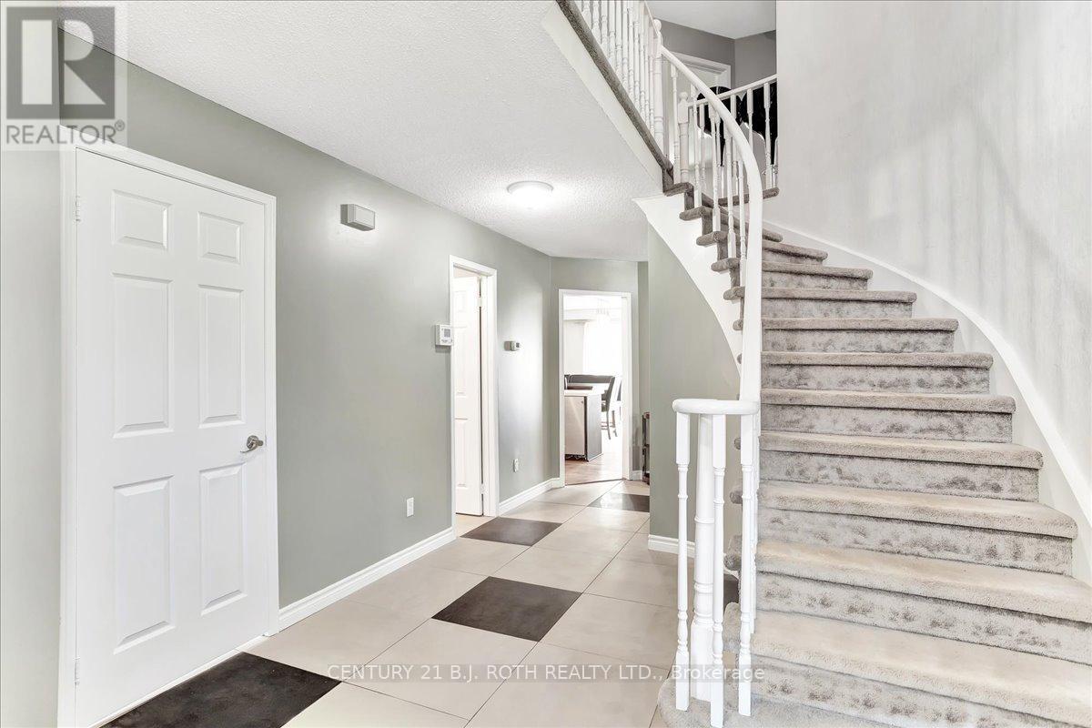 47 Moore Place, Barrie, Ontario  L4N 6N8 - Photo 3 - S12211526