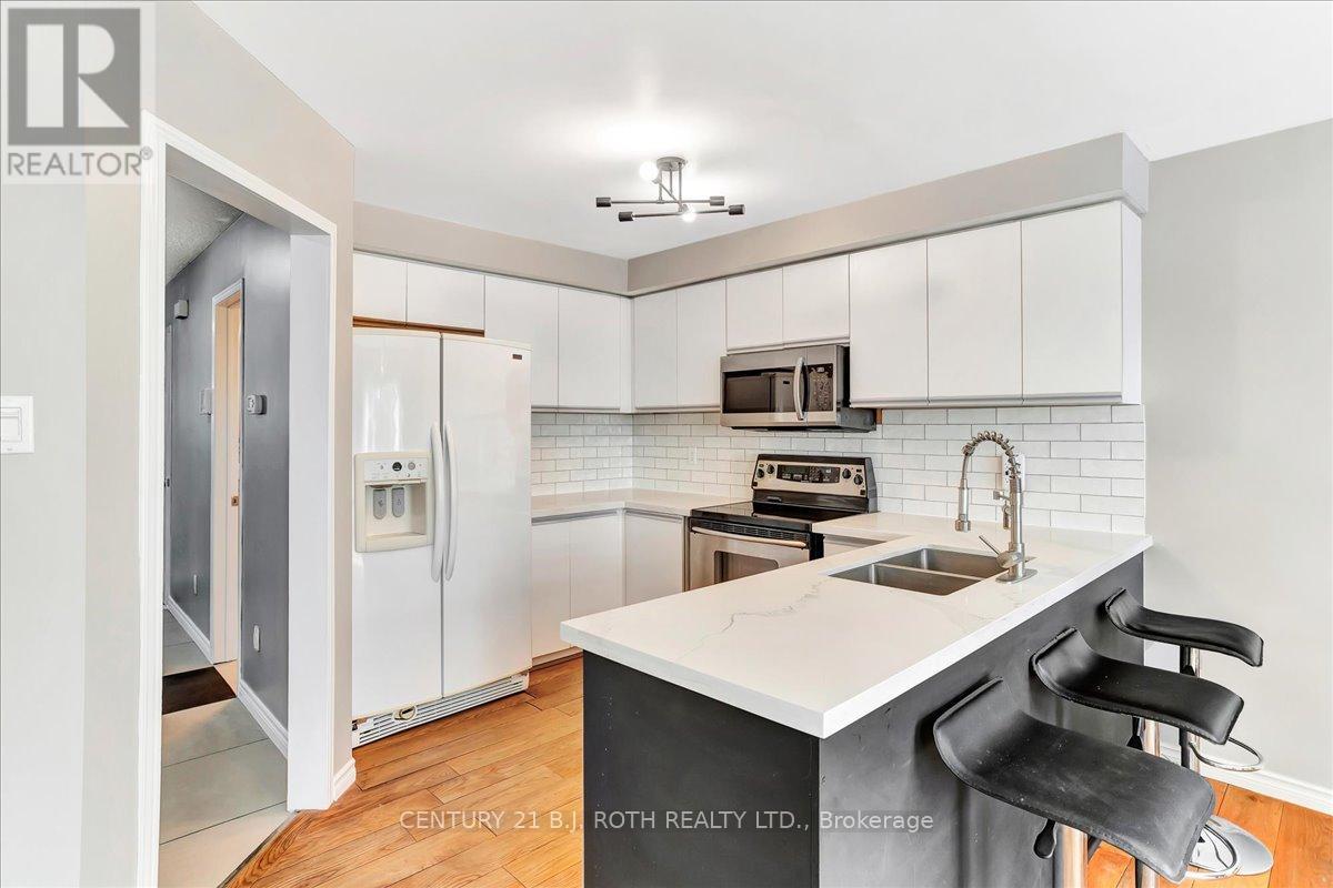 47 Moore Place, Barrie, Ontario  L4N 6N8 - Photo 9 - S12211526