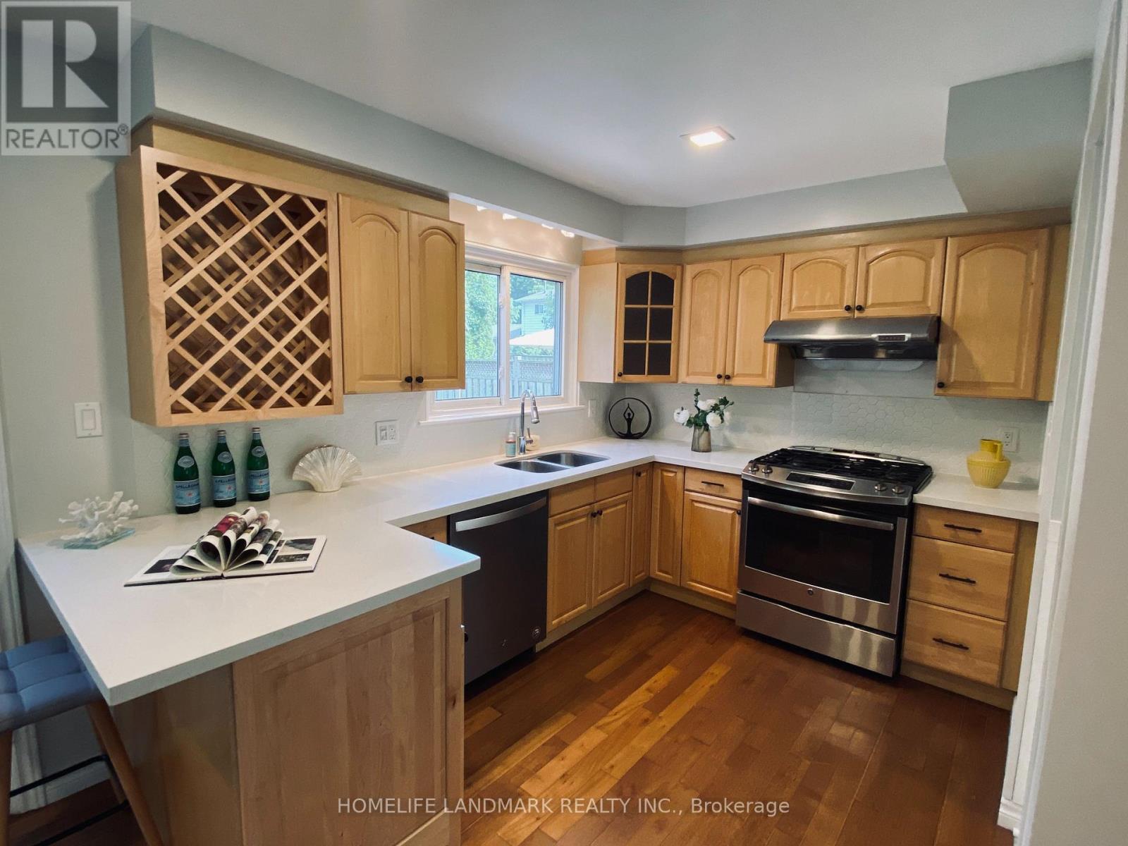 184 Mccraney Street W, Oakville (Cp College Park), Ontario  L6H 1H7 - Photo 5 - W12211515