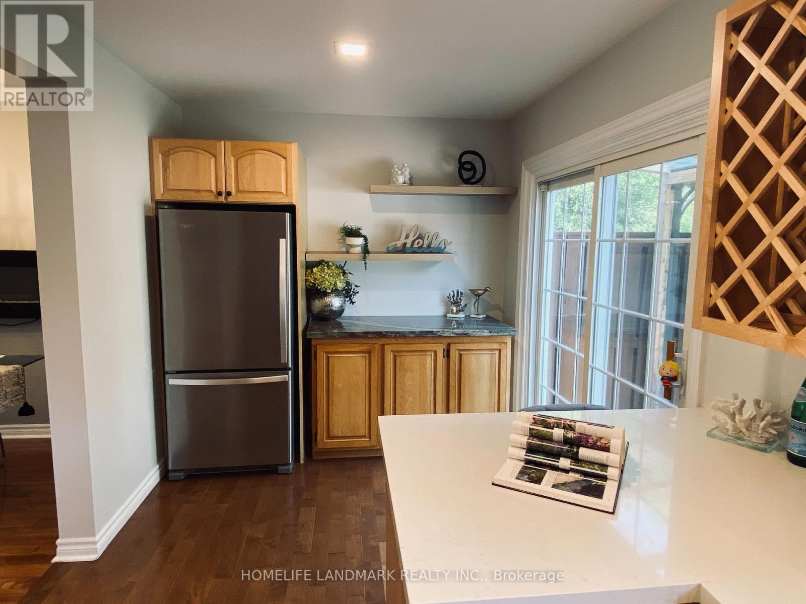 184 Mccraney Street W, Oakville (Cp College Park), Ontario  L6H 1H7 - Photo 6 - W12211515