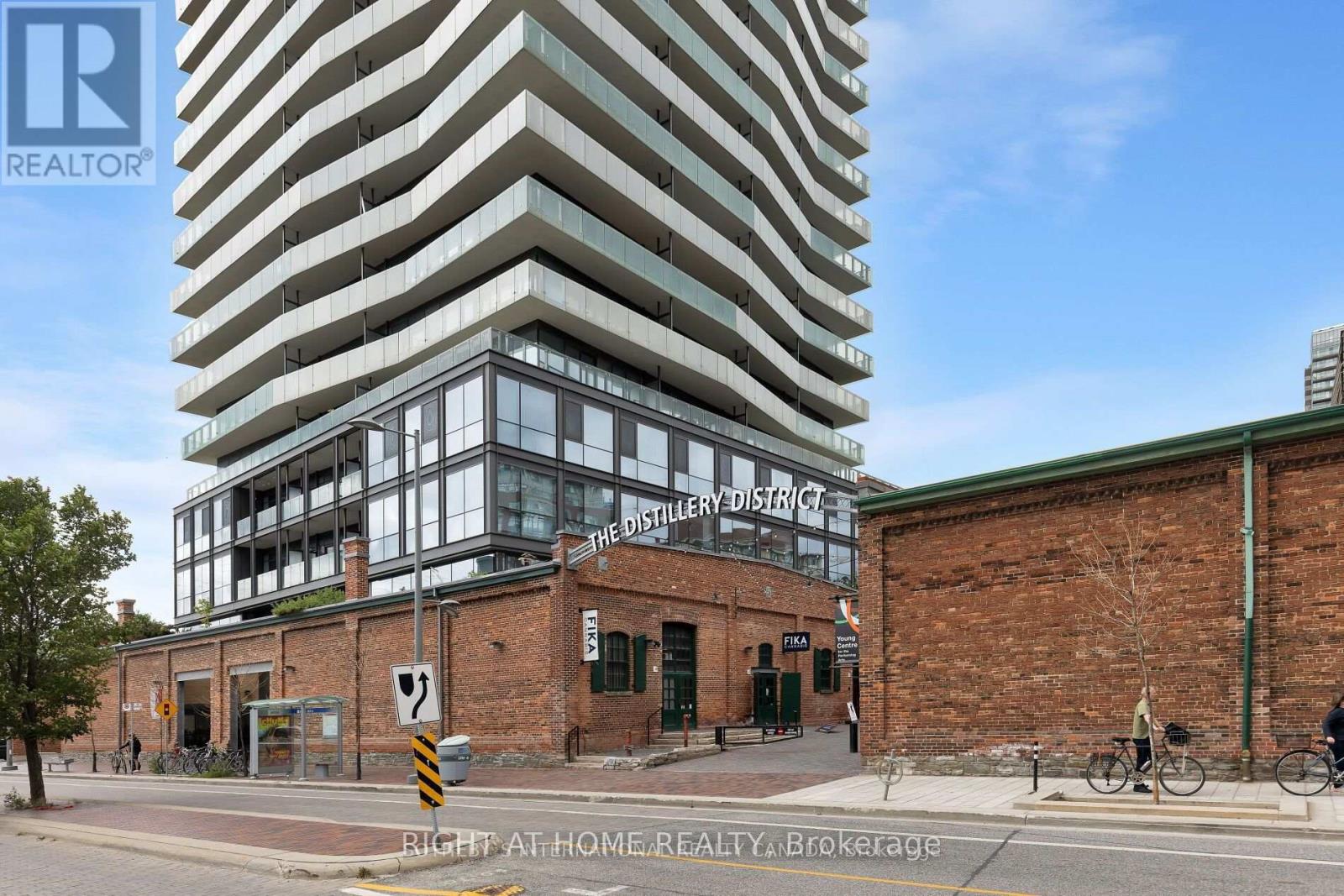 <div class="slider-price">$799,888</div><p>1405 - 390 Cherry Street, Toronto, Ontario</p>