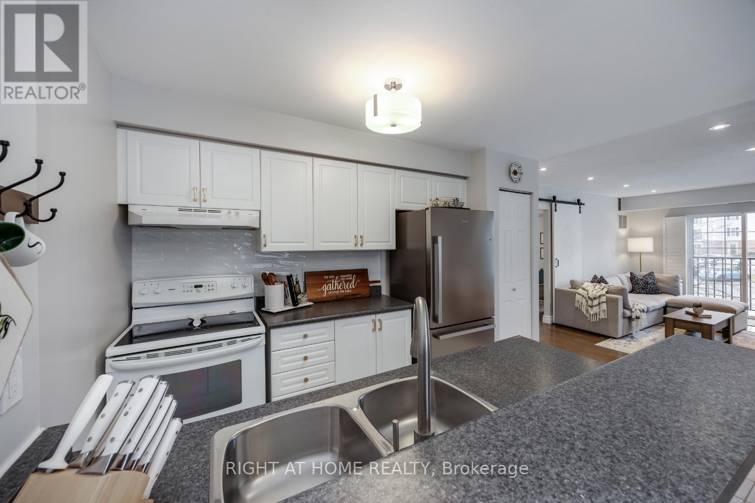206 - 102 Aspen Springs Drive, Clarington, Ontario  L1C 5N6 - Photo 10 - E12211609