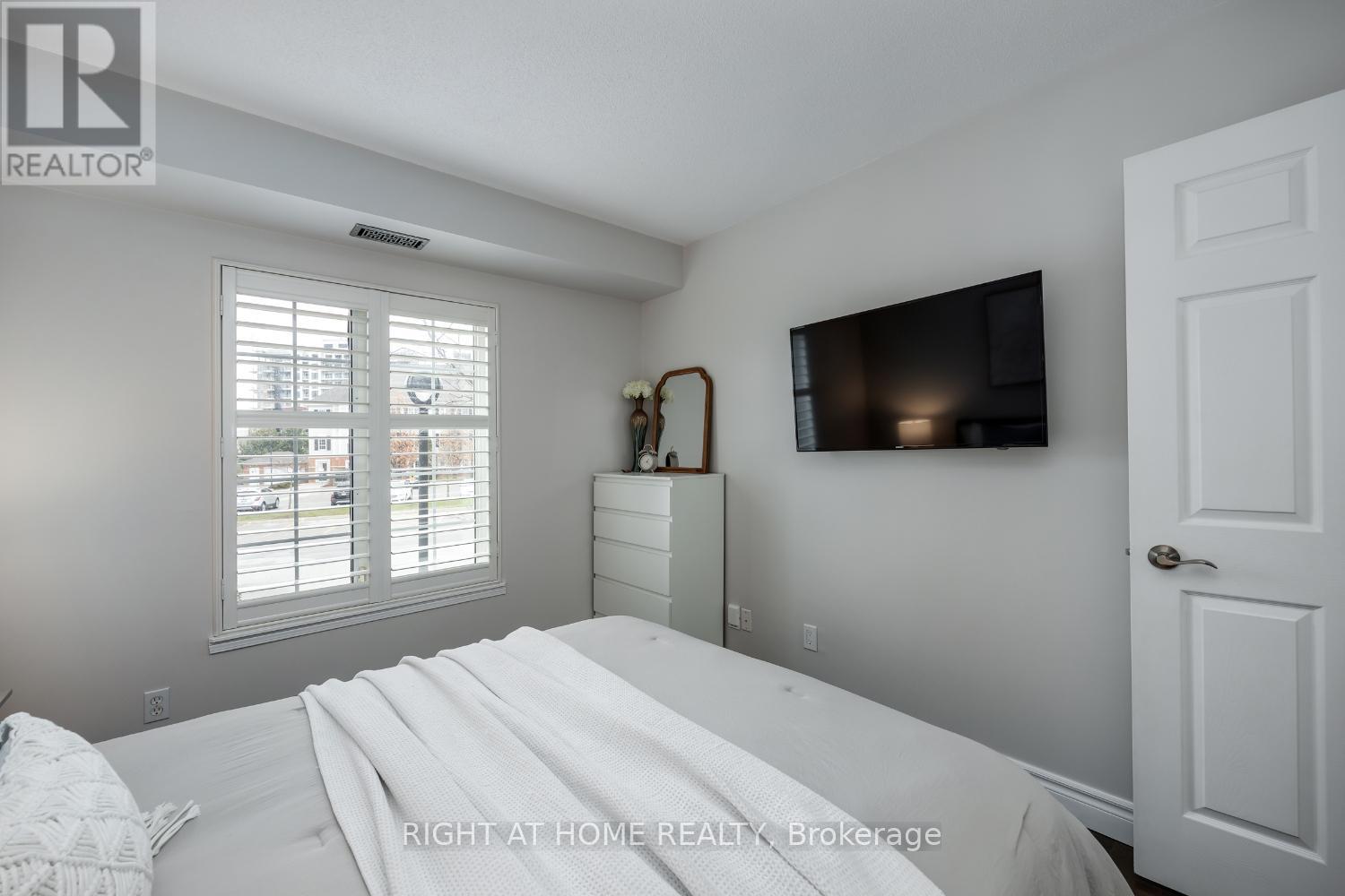 206 - 102 Aspen Springs Drive, Clarington, Ontario  L1C 5N6 - Photo 16 - E12211609