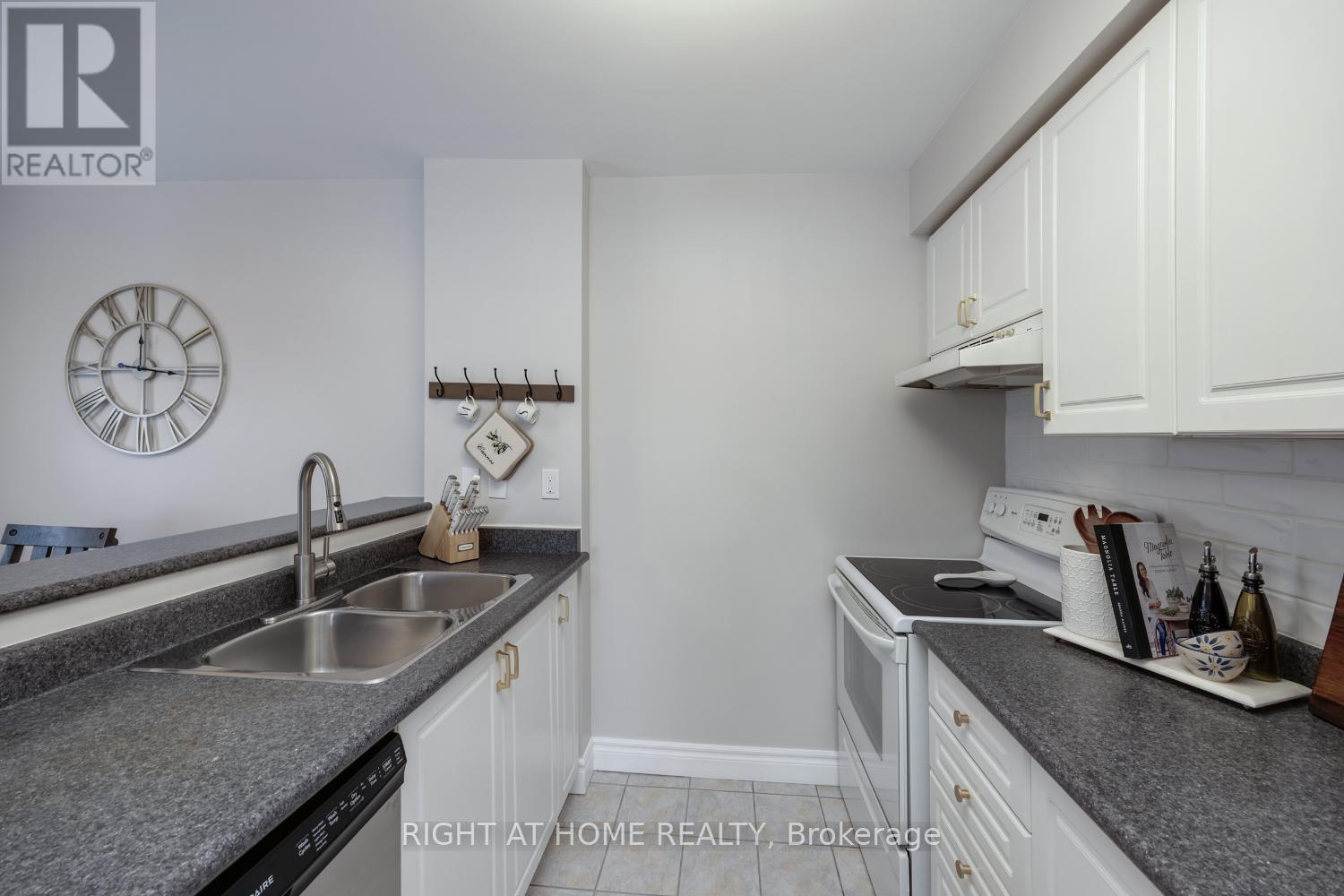 206 - 102 Aspen Springs Drive, Clarington, Ontario  L1C 5N6 - Photo 7 - E12211609