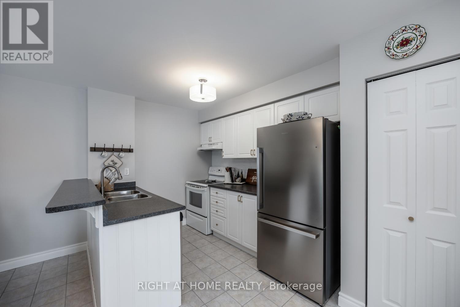 206 - 102 Aspen Springs Drive, Clarington, Ontario  L1C 5N6 - Photo 8 - E12211609