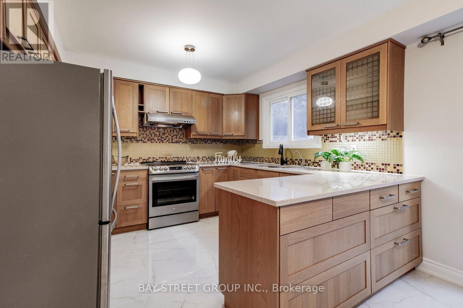 300 Fincham Avenue, Markham (Markham Village), Ontario  L3P 4E7 - Photo 6 - N12211604