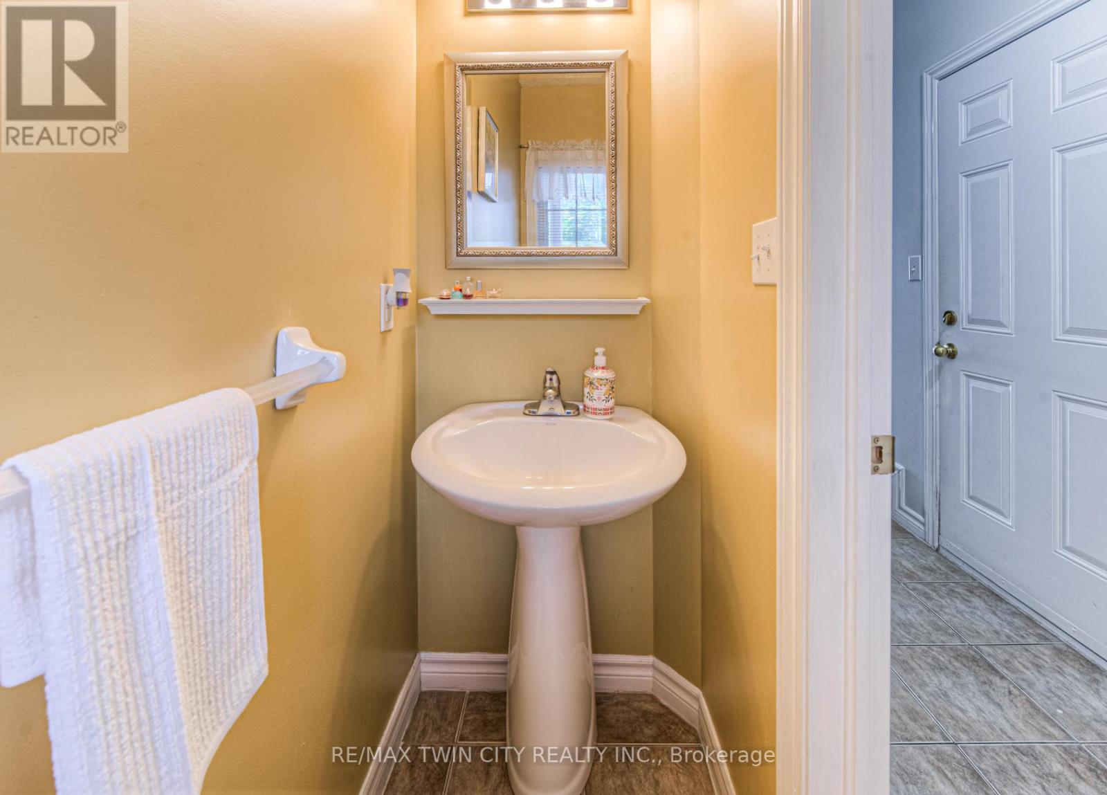 4 - 972 Strasburg Road, Kitchener, Ontario  N2E 2K4 - Photo 4 - X12211644