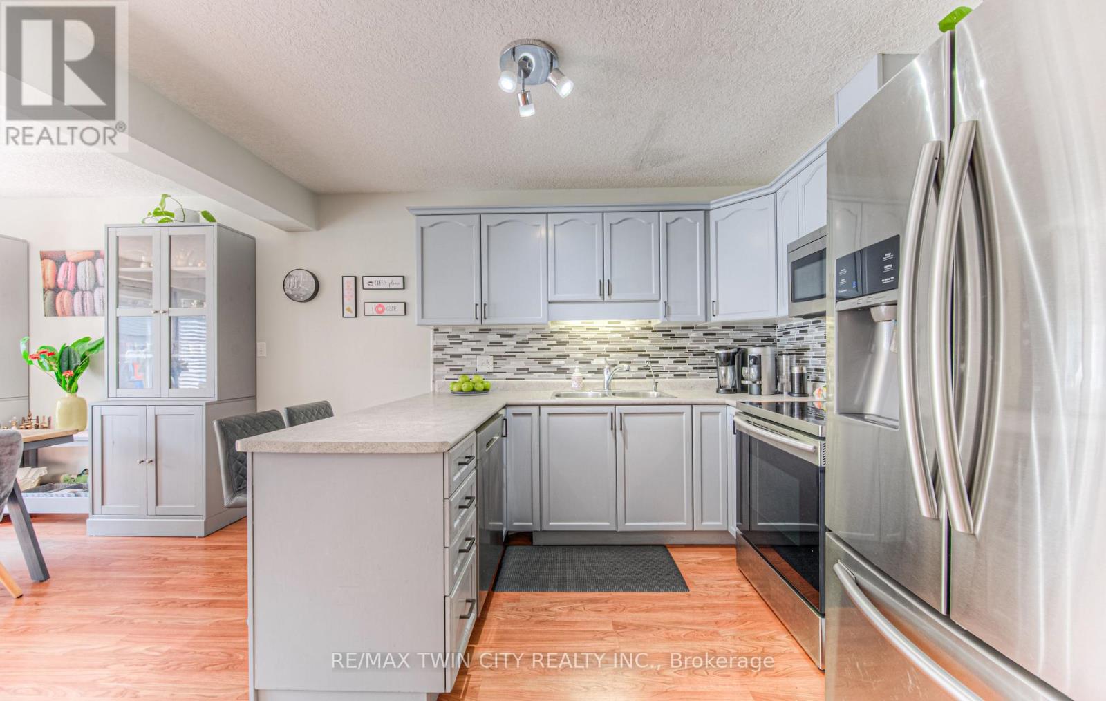 4 - 972 Strasburg Road, Kitchener, Ontario  N2E 2K4 - Photo 6 - X12211644