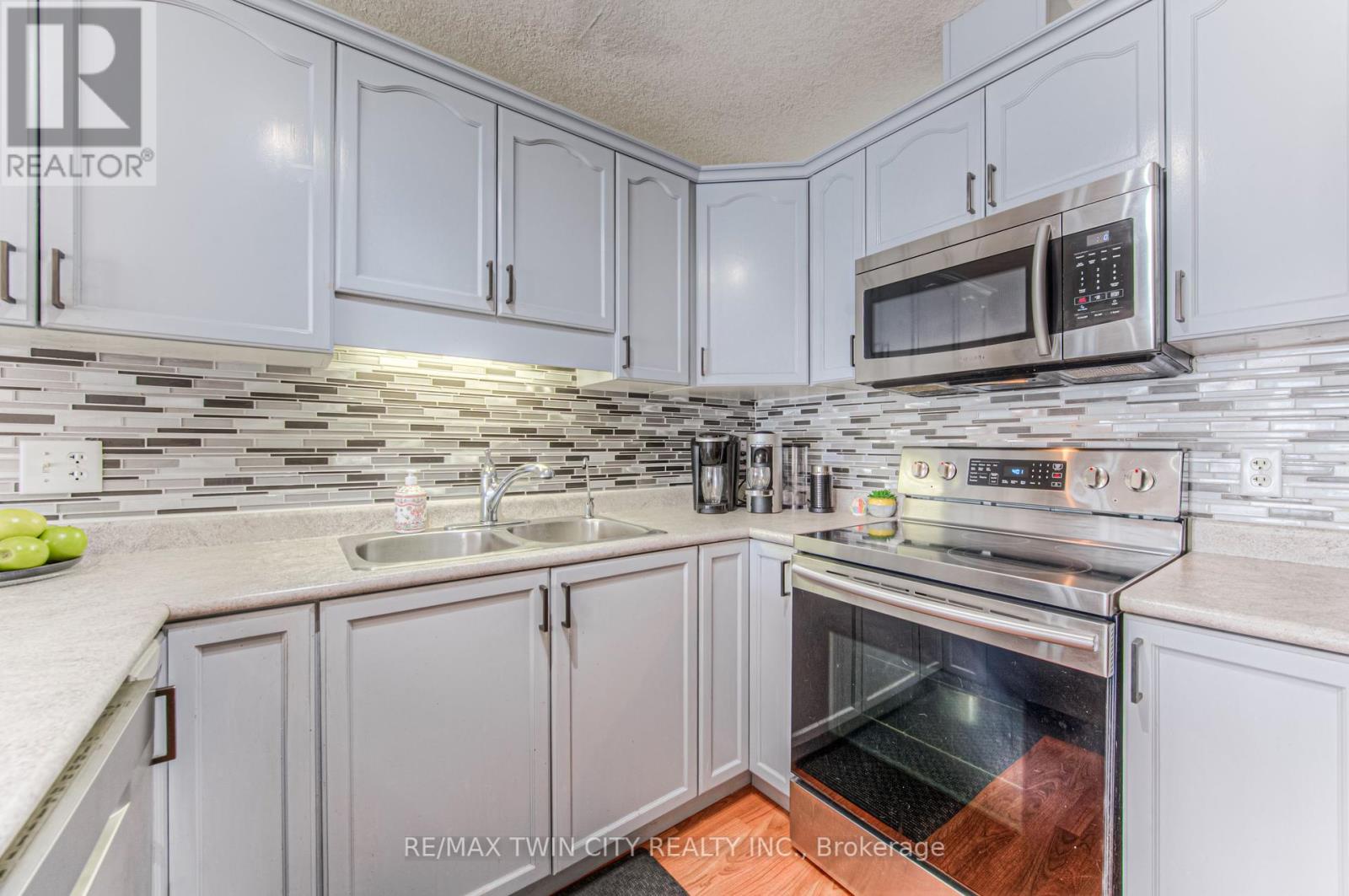 4 - 972 Strasburg Road, Kitchener, Ontario  N2E 2K4 - Photo 7 - X12211644