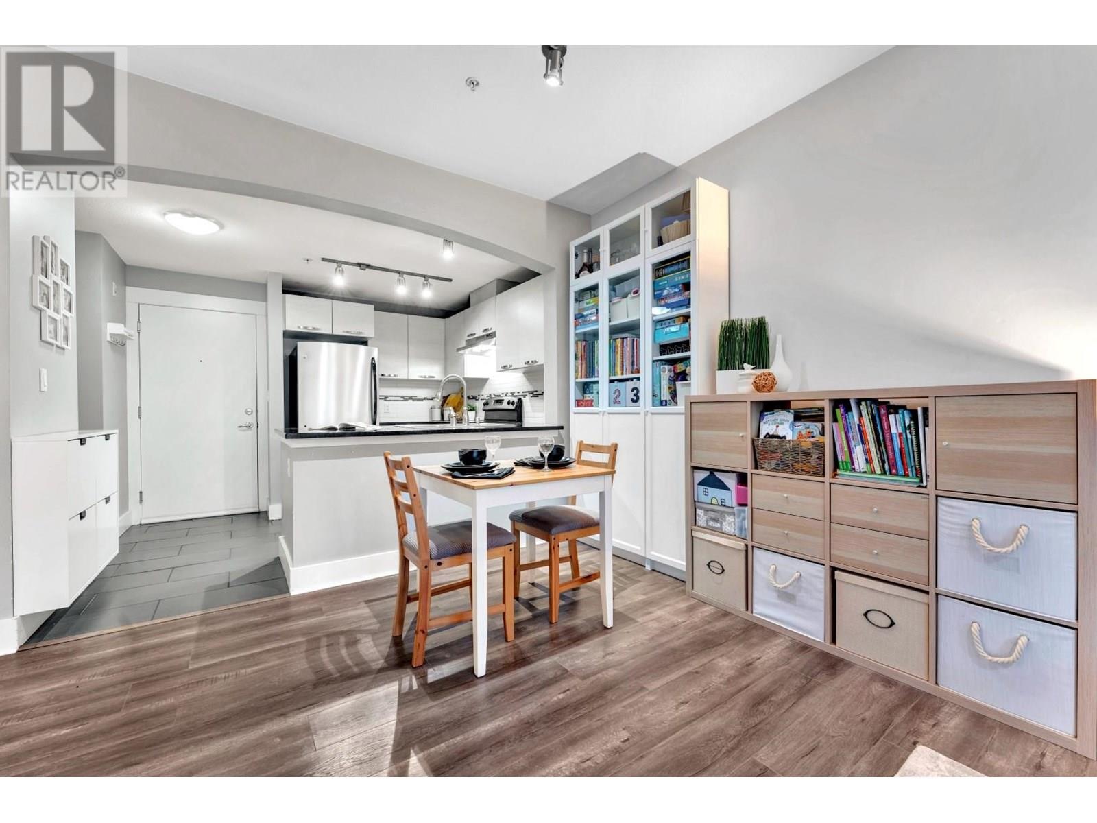 Listing Picture 7 of 33 : 308 7478 BYRNEPARK WALK, Burnaby / 本拿比 - 魯藝地產 Yvonne Lu Group - MLS Medallion Club Member