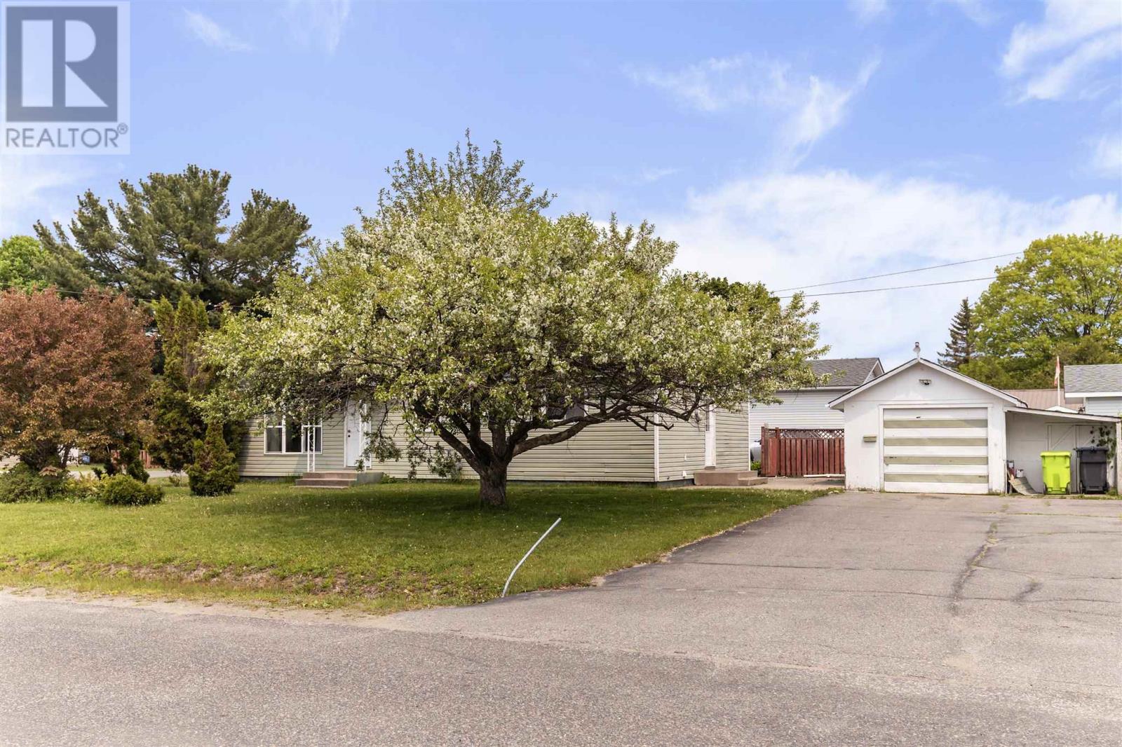 174 Farquhar St, Sault Ste. Marie, Ontario  P6B 3R4 - Photo 2 - SM251365
