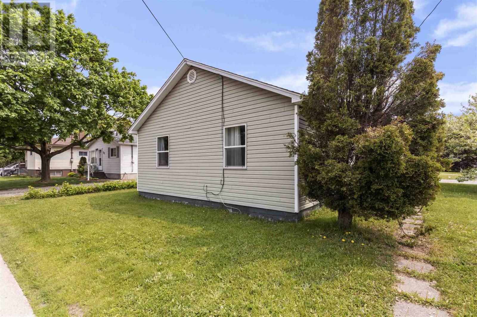 174 Farquhar St, Sault Ste. Marie, Ontario  P6B 3R4 - Photo 3 - SM251365