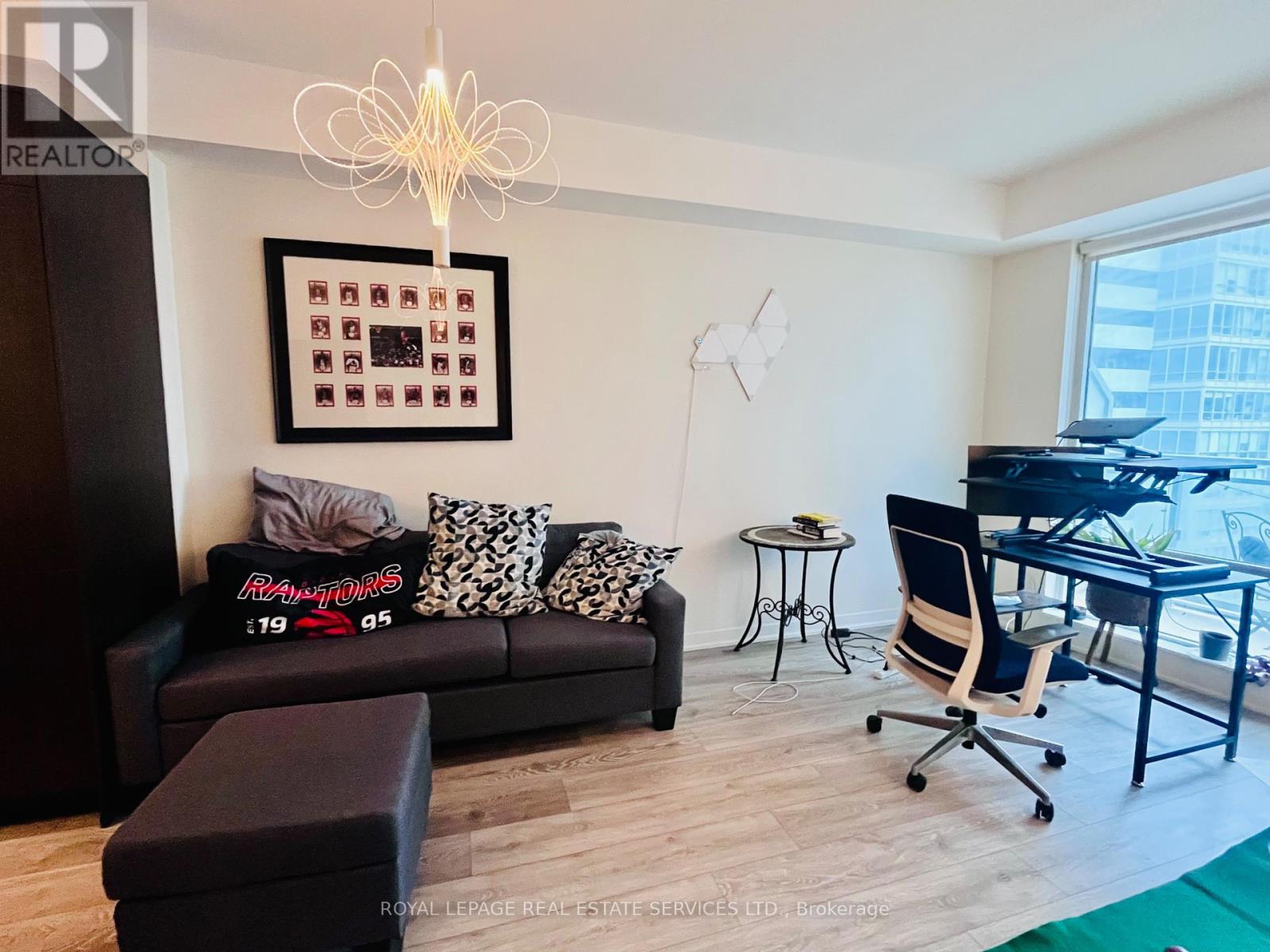 1610 - 21 Widmer Street, Toronto, Ontario  M5V 0B8 - Photo 7 - C12211699