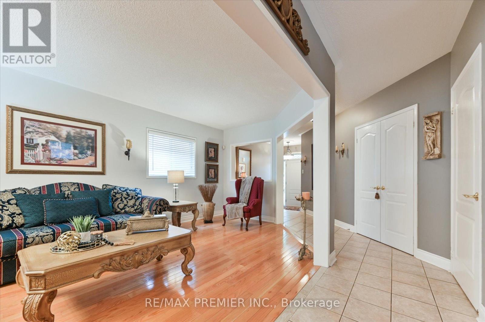 24 Culture Crescent, Brampton, Ontario  L6X 4V4 - Photo 5 - W12211725