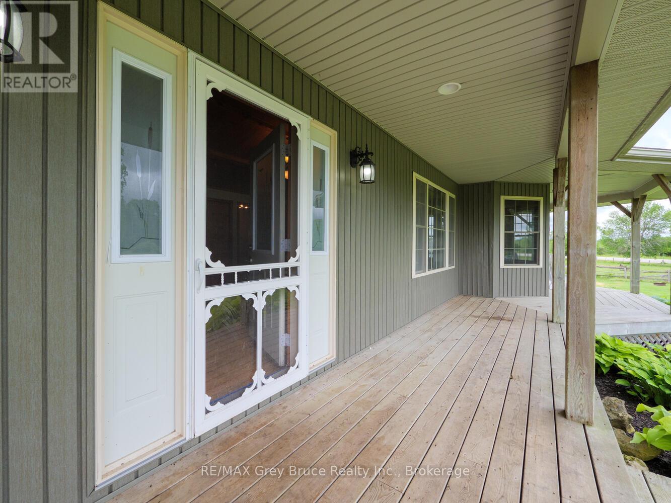 402622 Grey 17 Road, Georgian Bluffs, Ontario  N0H 2T0 - Photo 5 - X12211058