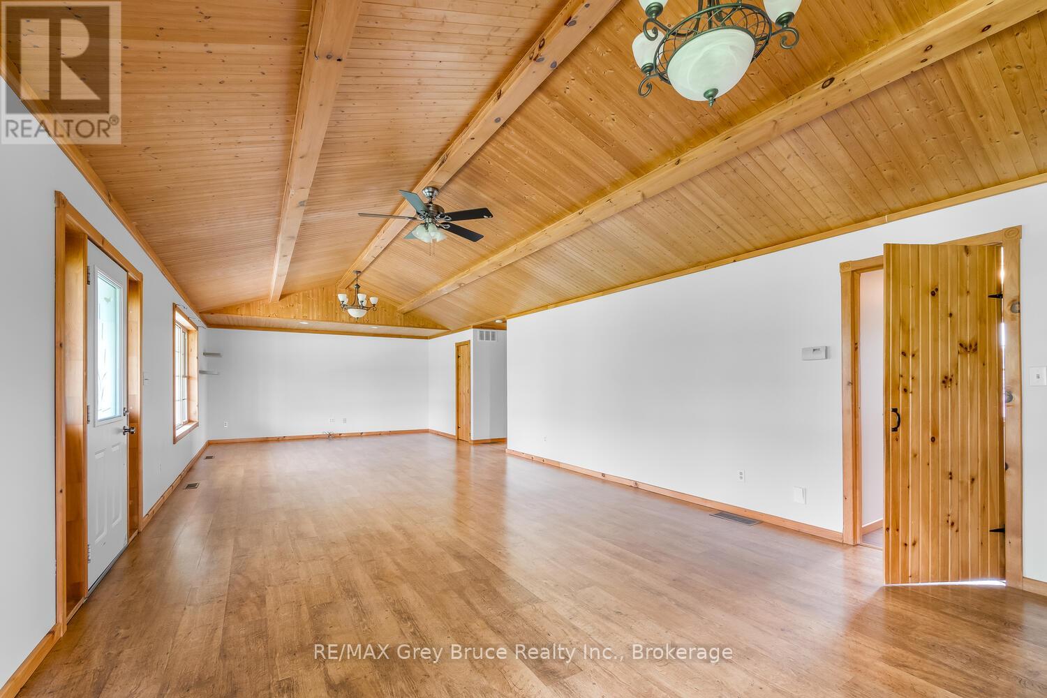 402622 Grey 17 Road, Georgian Bluffs, Ontario  N0H 2T0 - Photo 7 - X12211058