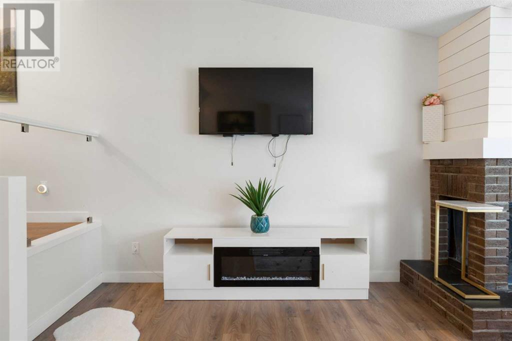 Property at 22 Woodmont Way SW image 2