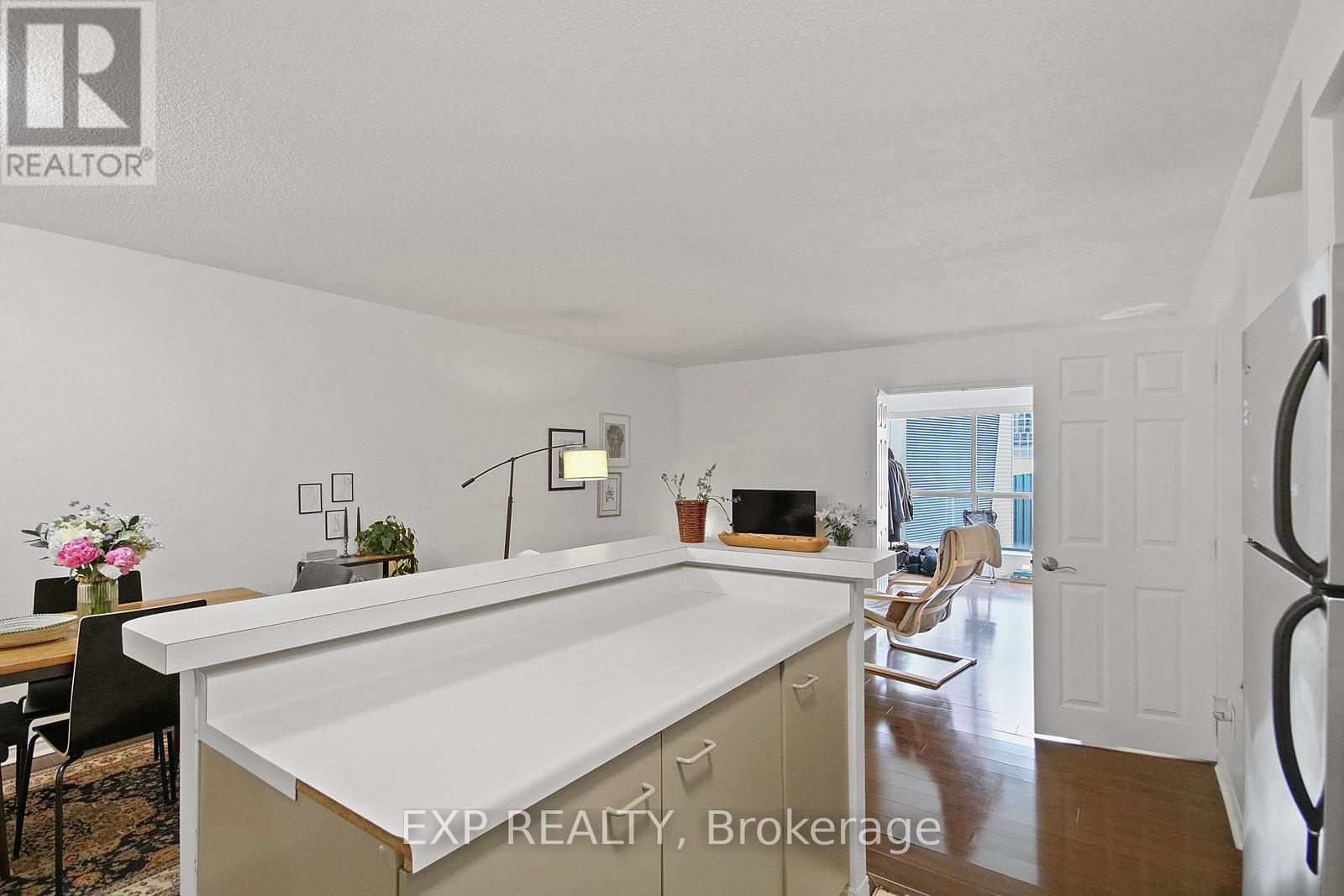 808 - 25 The Esplanade, Toronto, Ontario  M5E 1W5 - Photo 10 - C12211740