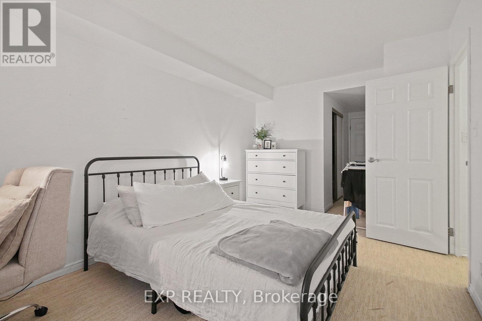 808 - 25 The Esplanade, Toronto, Ontario  M5E 1W5 - Photo 15 - C12211740