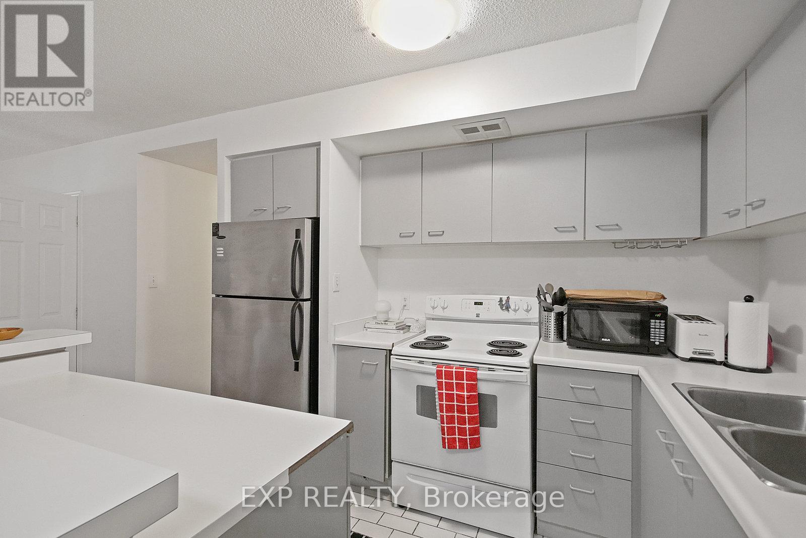 808 - 25 The Esplanade, Toronto, Ontario  M5E 1W5 - Photo 8 - C12211740