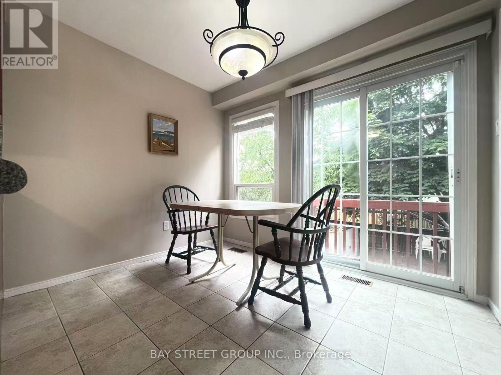 5751 Prairie Circle, Mississauga, Ontario  L5N 6B5 - Photo 5 - W12157764