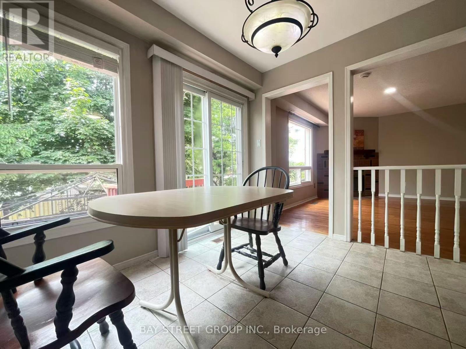 5751 Prairie Circle, Mississauga, Ontario  L5N 6B5 - Photo 6 - W12157764