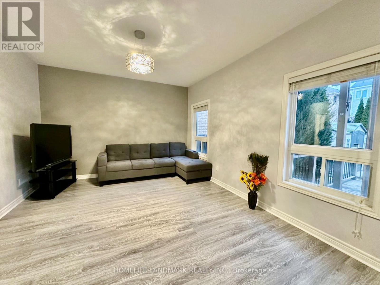 59 Faris Street, Bradford West Gwillimbury, Ontario  L3Z 0C5 - Photo 4 - N12211745