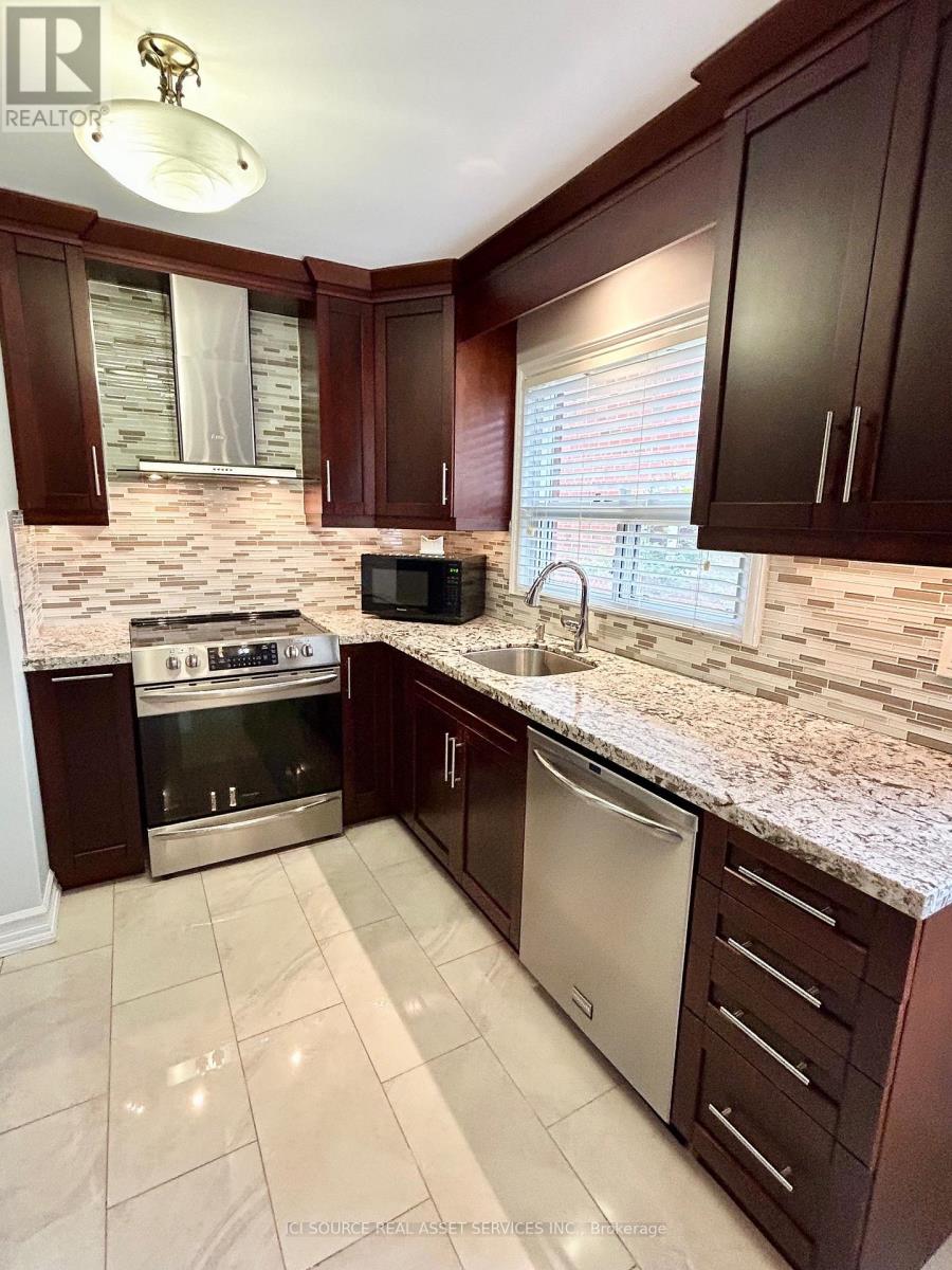 492 Ettridge Court, Mississauga, Ontario  L5G 1W6 - Photo 11 - W12211766