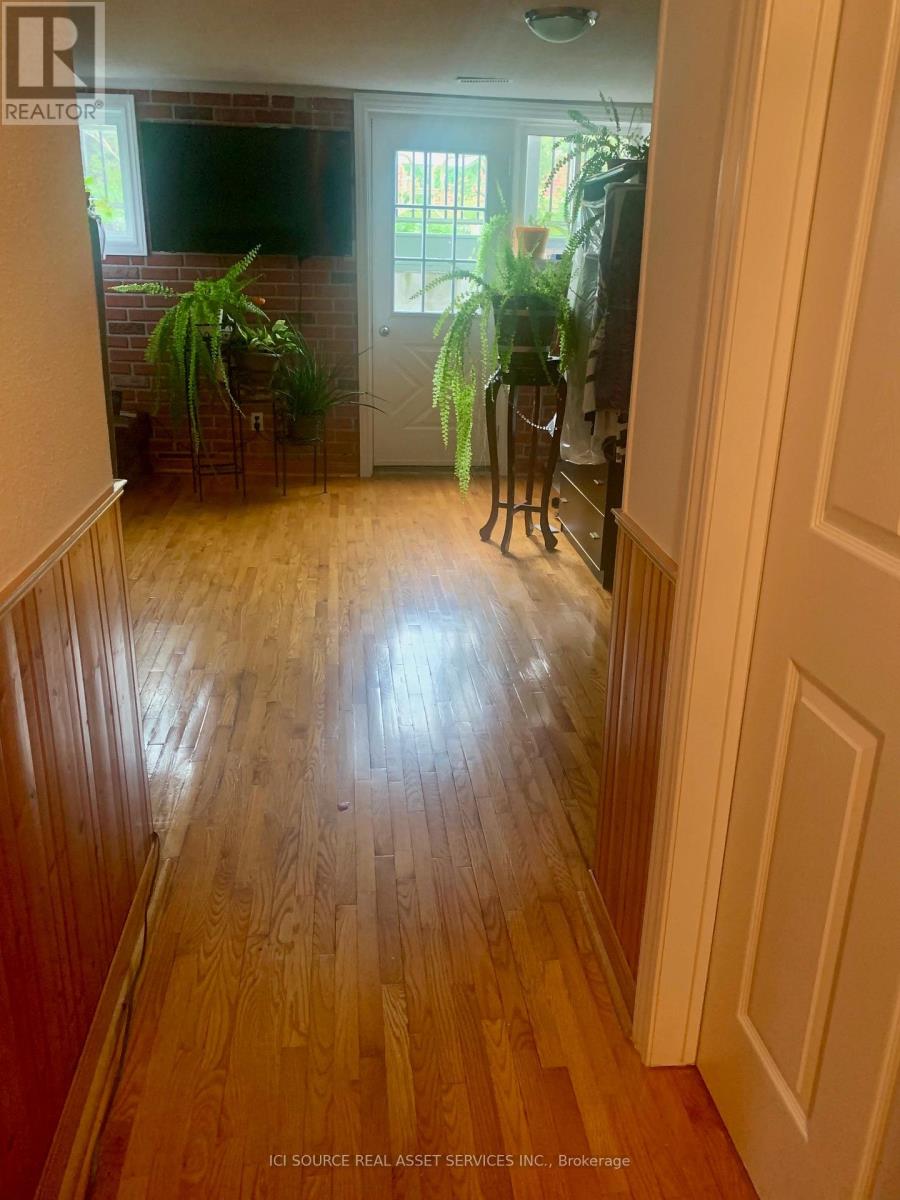 492 Ettridge Court, Mississauga, Ontario  L5G 1W6 - Photo 13 - W12211766
