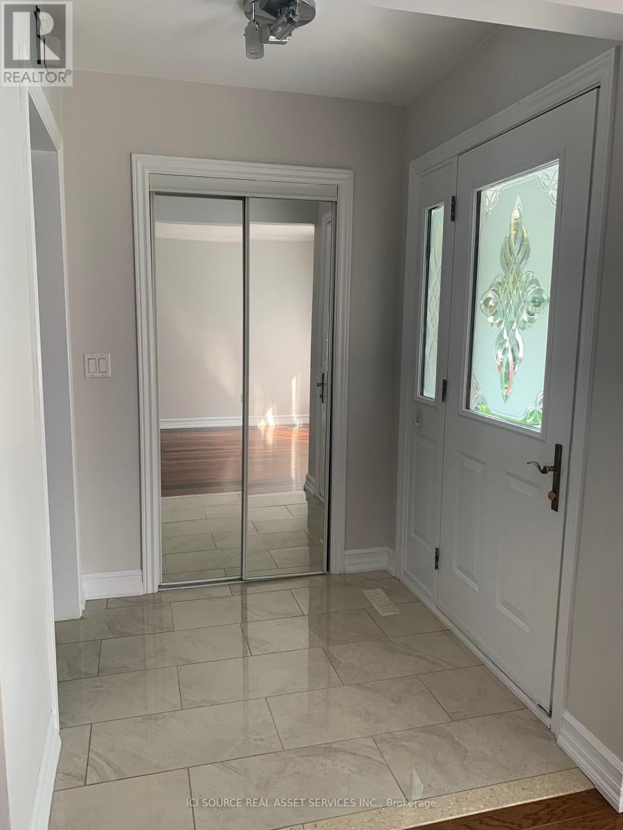 492 Ettridge Court, Mississauga, Ontario  L5G 1W6 - Photo 2 - W12211766