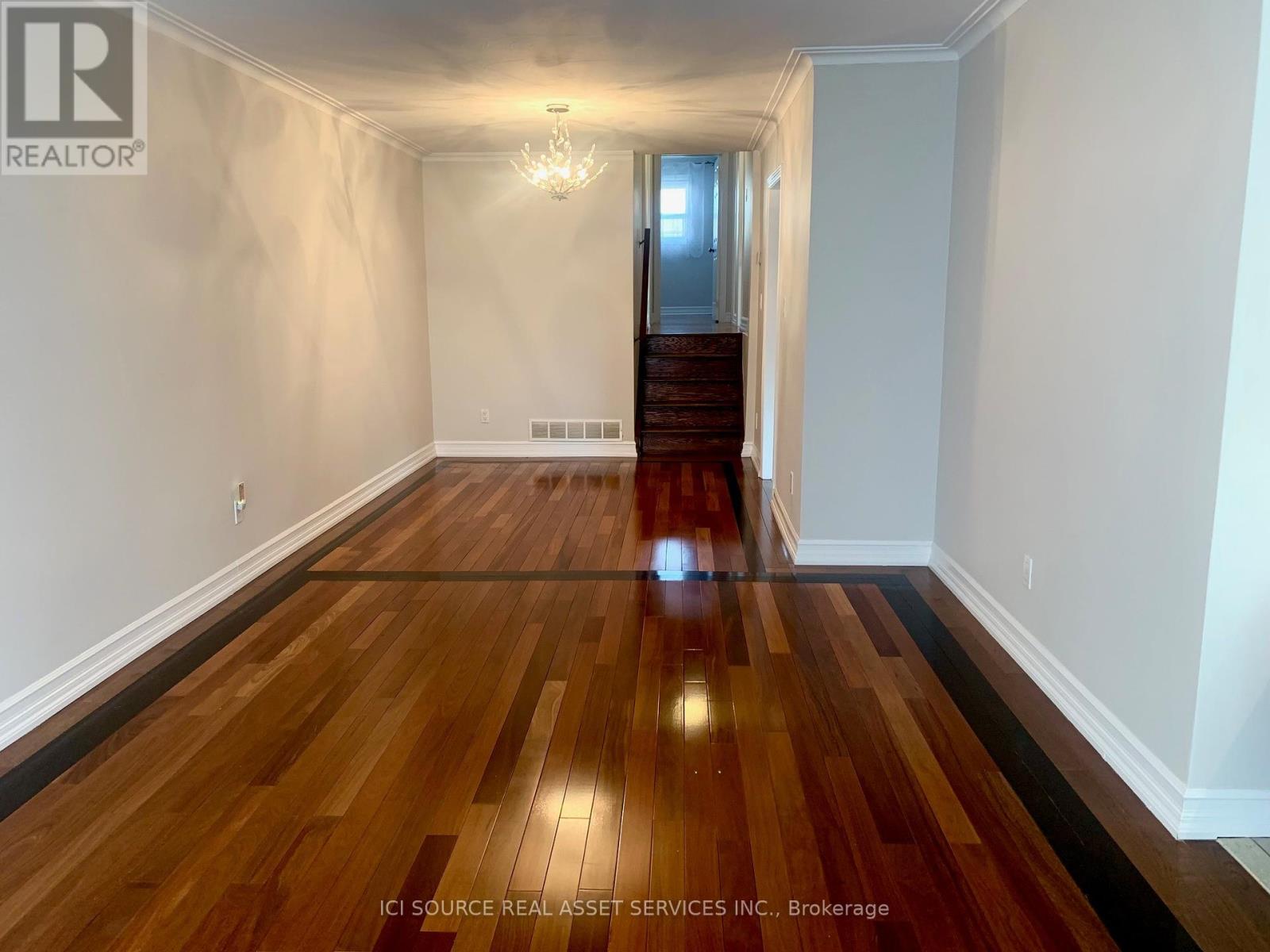 492 Ettridge Court, Mississauga, Ontario  L5G 1W6 - Photo 3 - W12211766