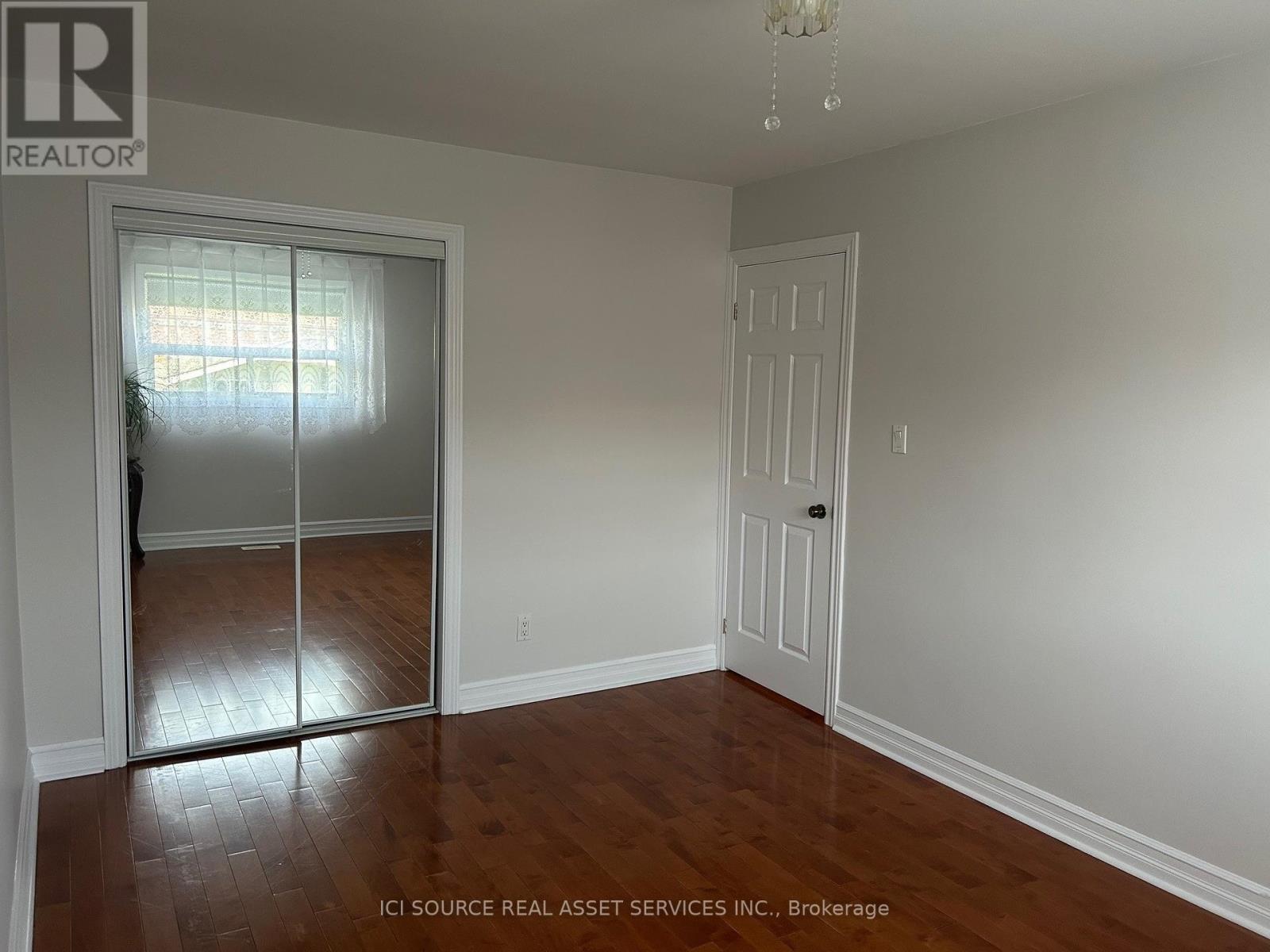 492 Ettridge Court, Mississauga, Ontario  L5G 1W6 - Photo 6 - W12211766