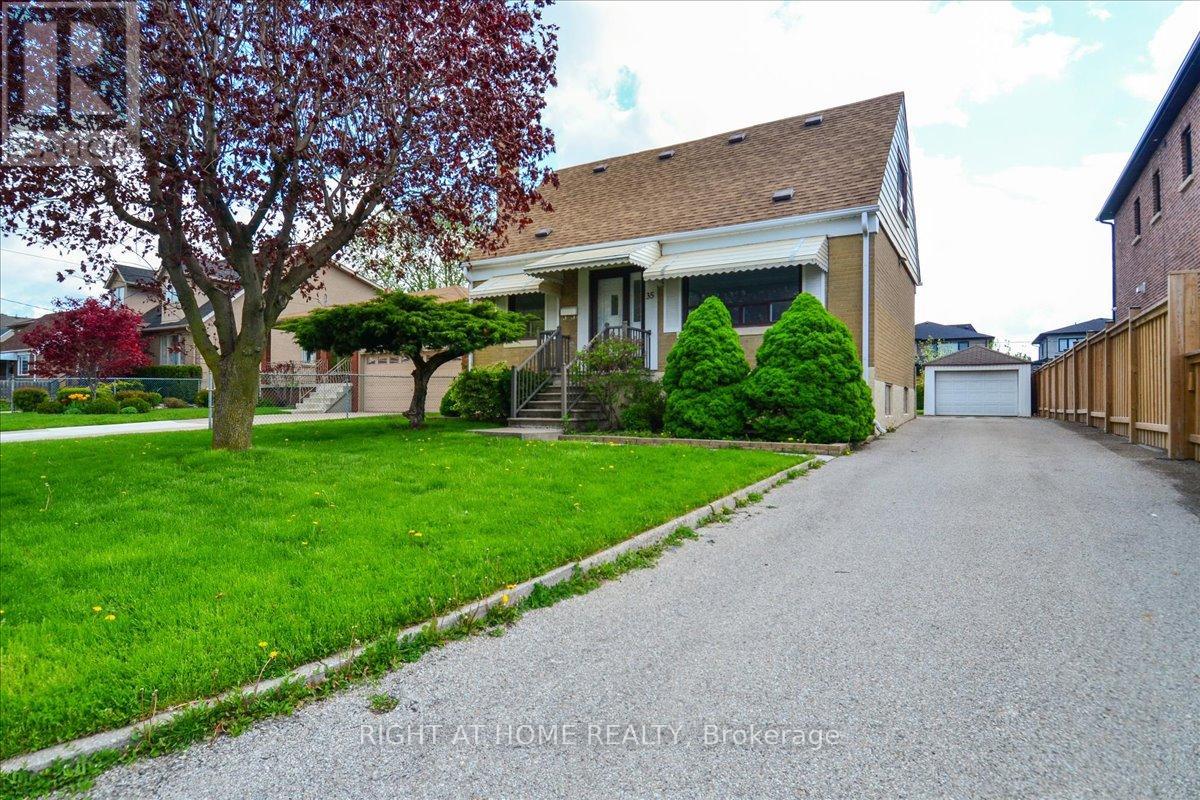 Upper - 35 Ingleside Drive, Toronto, Ontario  M3K 1V2 - Photo 10 - W12211769