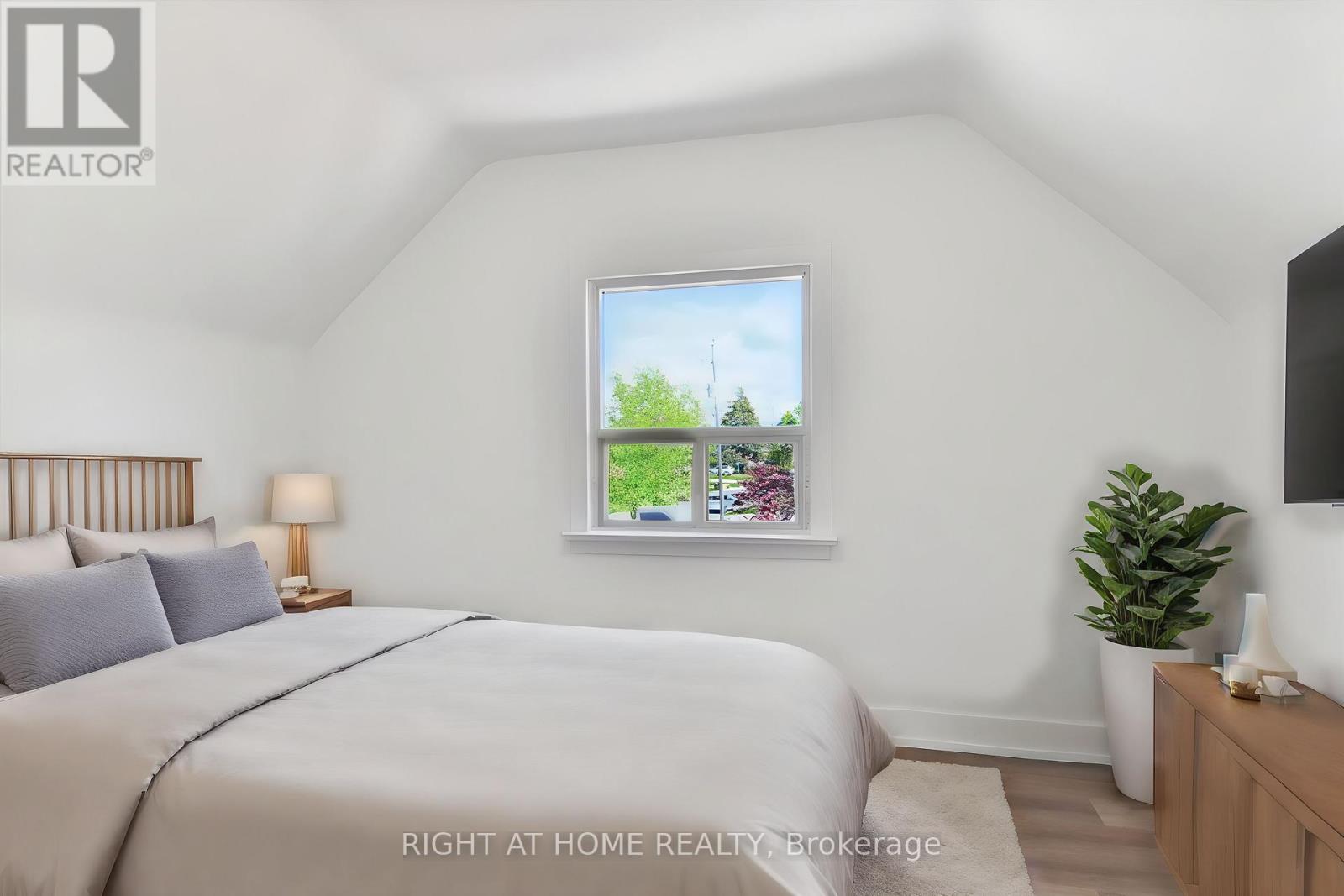 Upper - 35 Ingleside Drive, Toronto, Ontario  M3K 1V2 - Photo 6 - W12211769