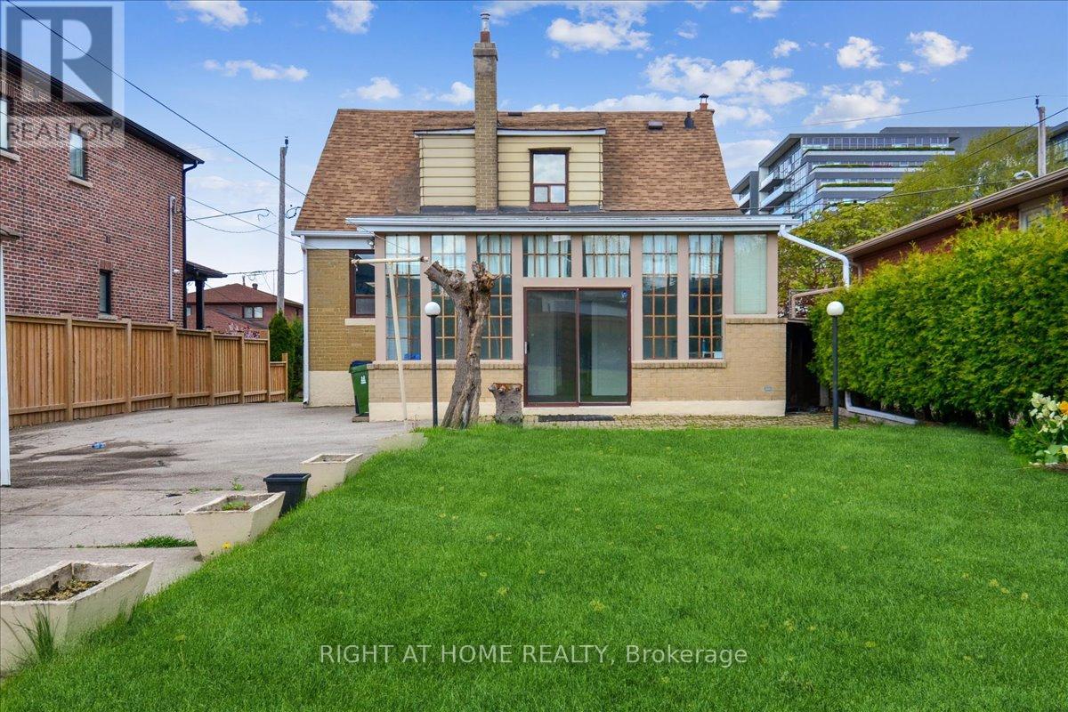 Upper - 35 Ingleside Drive, Toronto, Ontario  M3K 1V2 - Photo 7 - W12211769