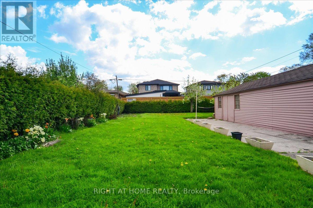 Upper - 35 Ingleside Drive, Toronto, Ontario  M3K 1V2 - Photo 8 - W12211769