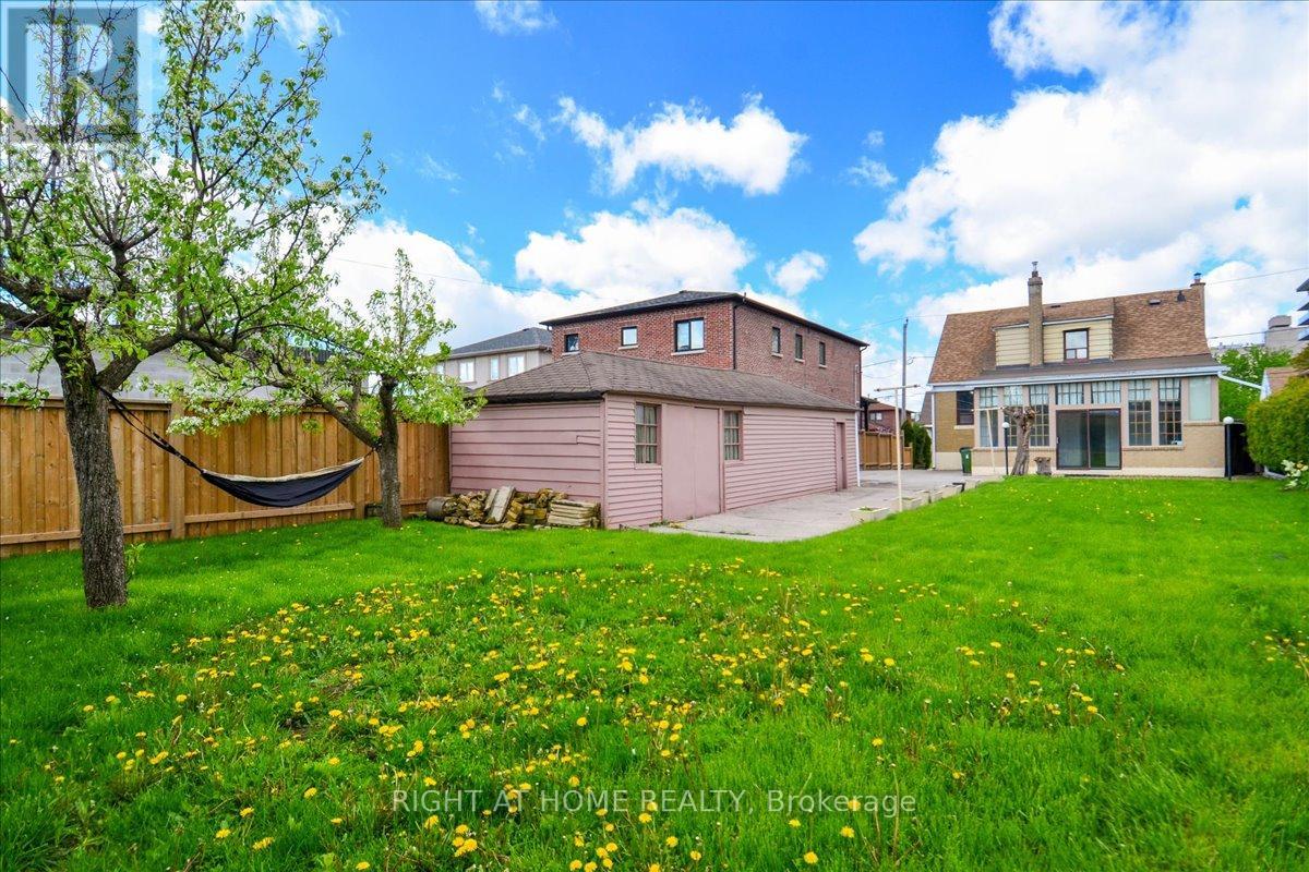 Upper - 35 Ingleside Drive, Toronto, Ontario  M3K 1V2 - Photo 9 - W12211769