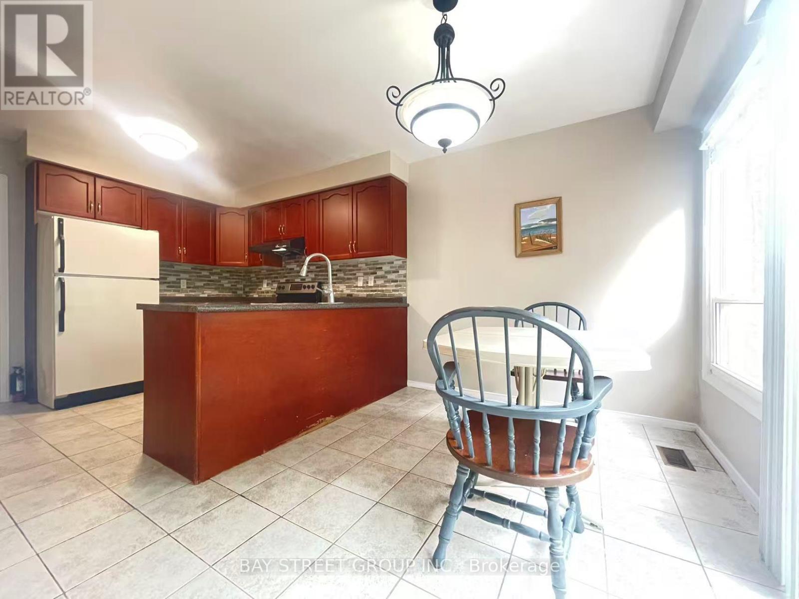 5751 Prairie Circle, Mississauga, Ontario  L5N 6B5 - Photo 4 - W12157764