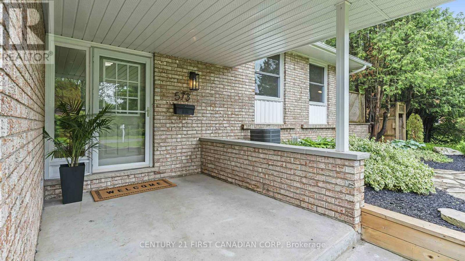 Photo 3 of 48 for 573 Churchill Crescent