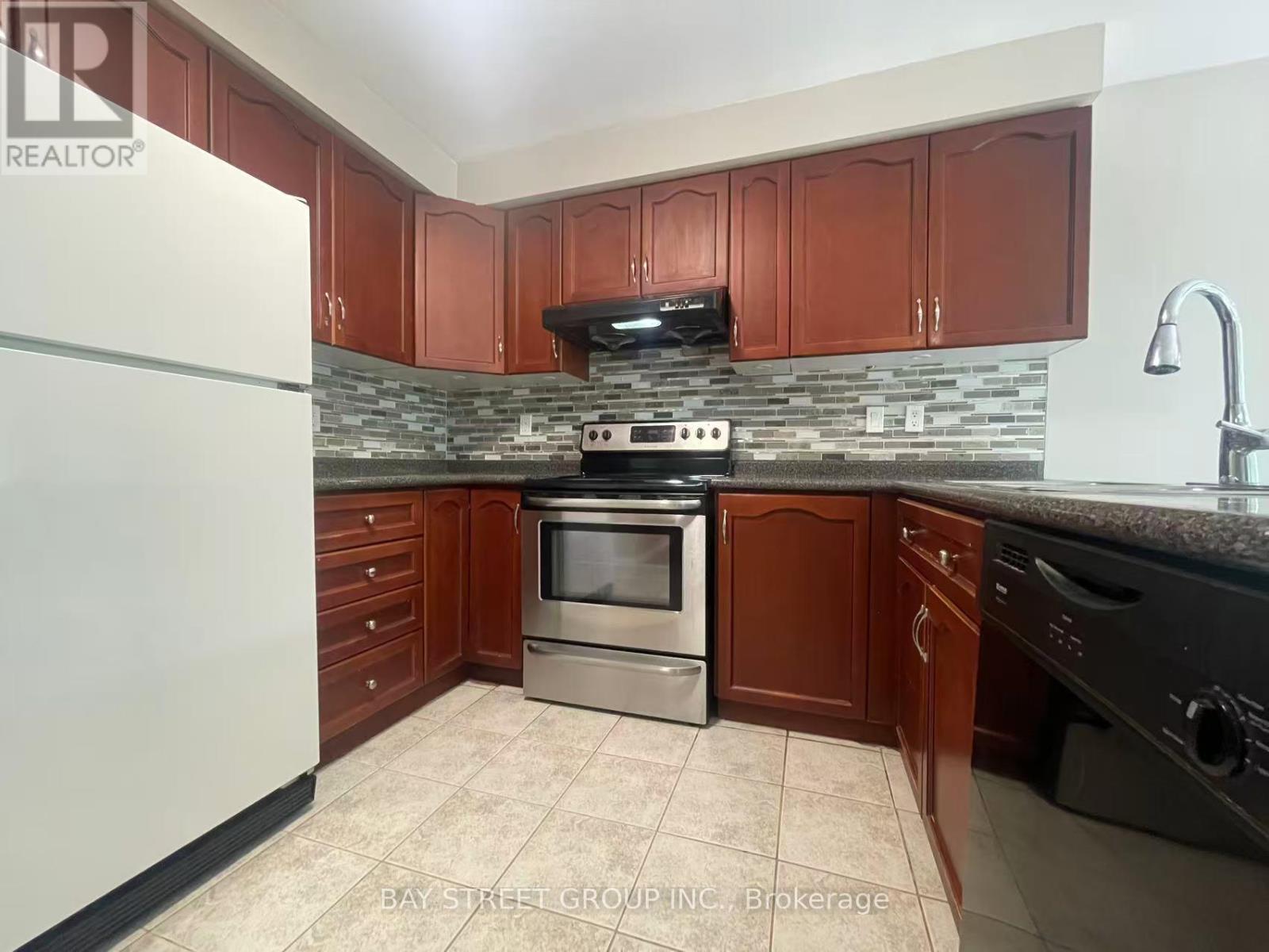 5751 Prairie Circle, Mississauga, Ontario  L5N 6B5 - Photo 3 - W12157764