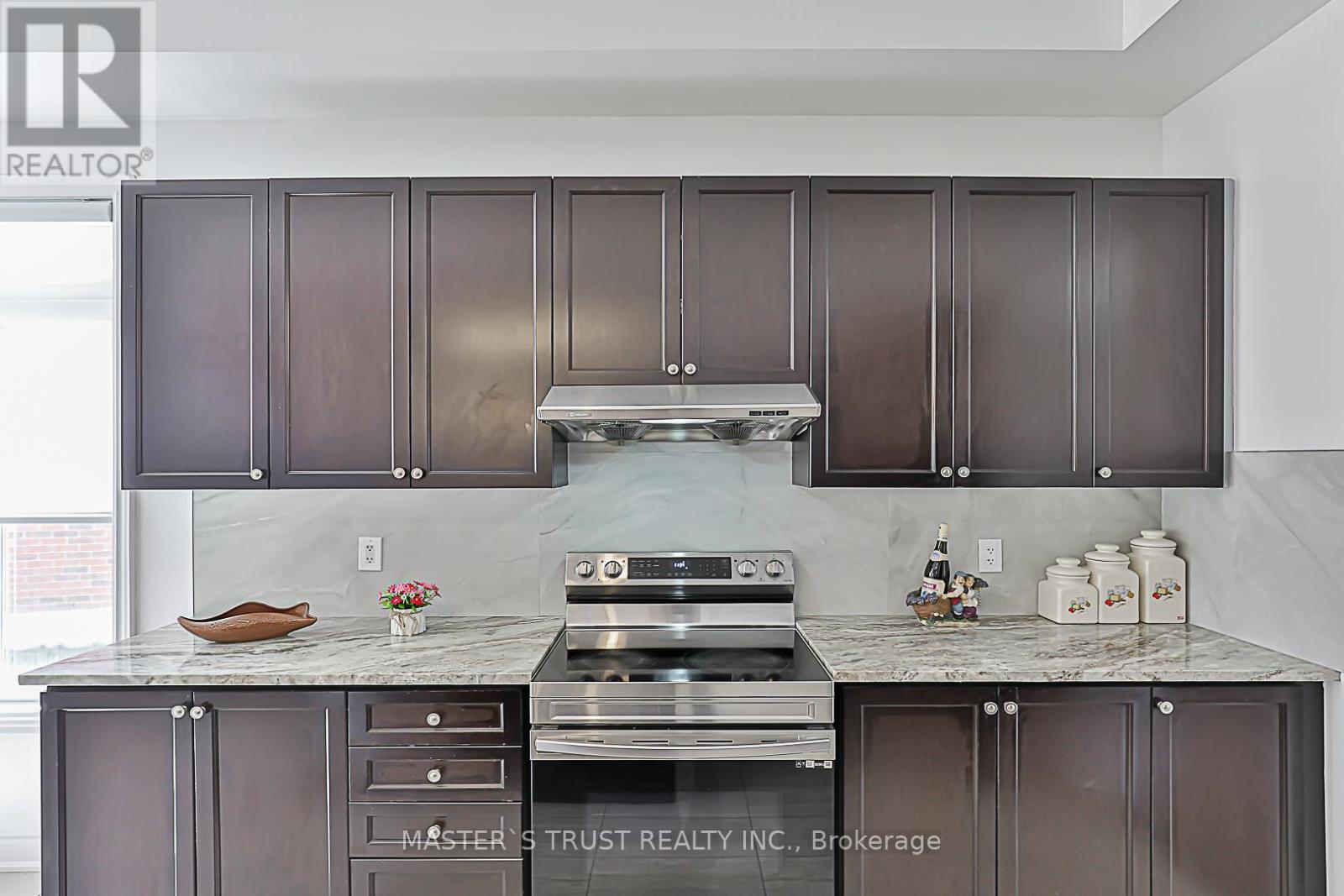 172 Paradelle Drive, Richmond Hill, Ontario  L4E 1E7 - Photo 10 - N12211615