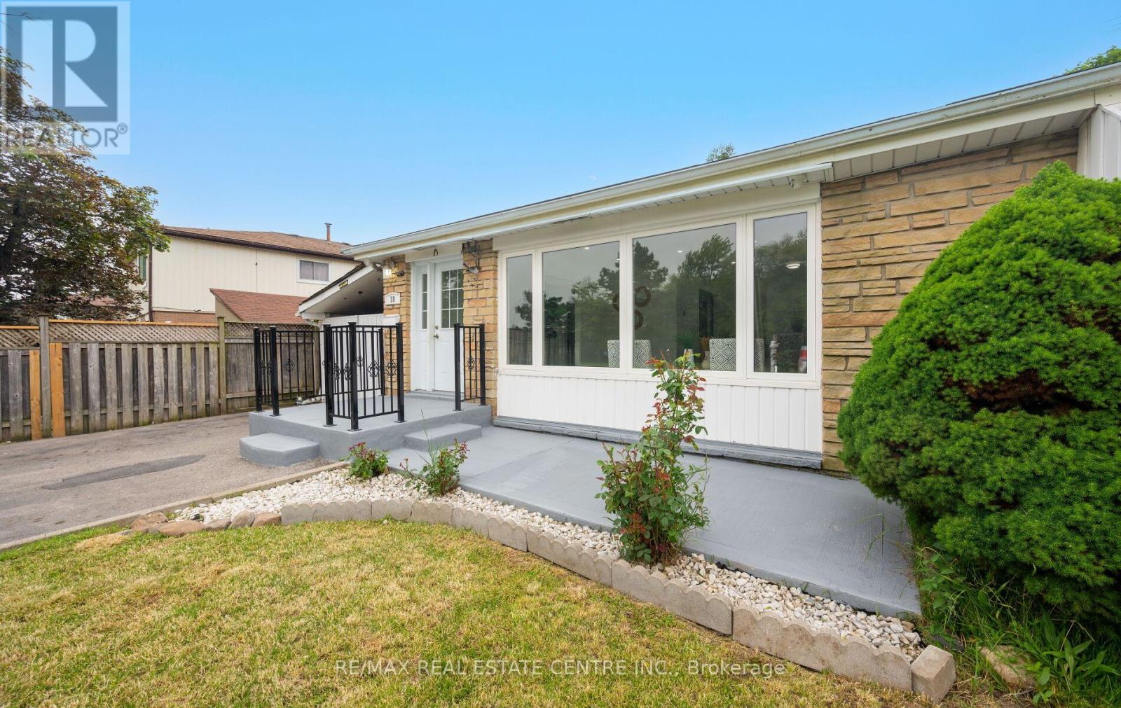 18 Dearbourne Boulevard, Brampton, Ontario  L6T 1J6 - Photo 1 - W12211779