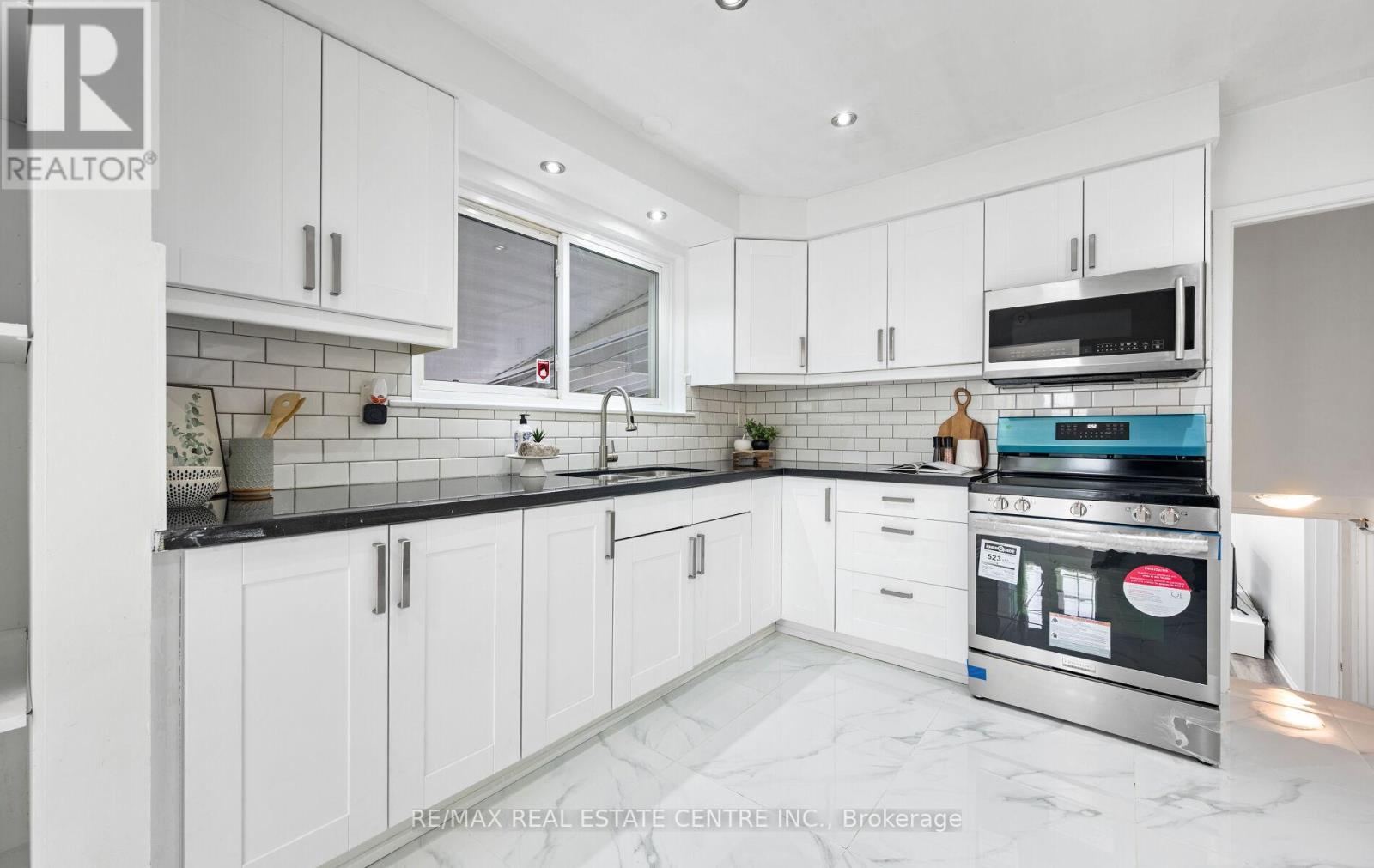 18 Dearbourne Boulevard, Brampton, Ontario  L6T 1J6 - Photo 17 - W12211779