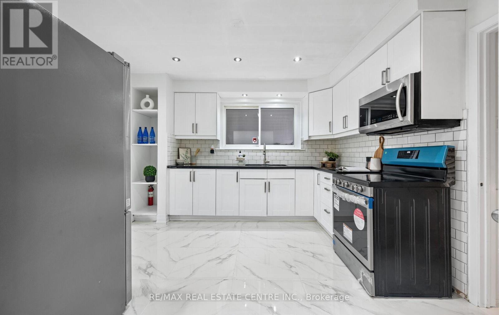 18 Dearbourne Boulevard, Brampton, Ontario  L6T 1J6 - Photo 18 - W12211779