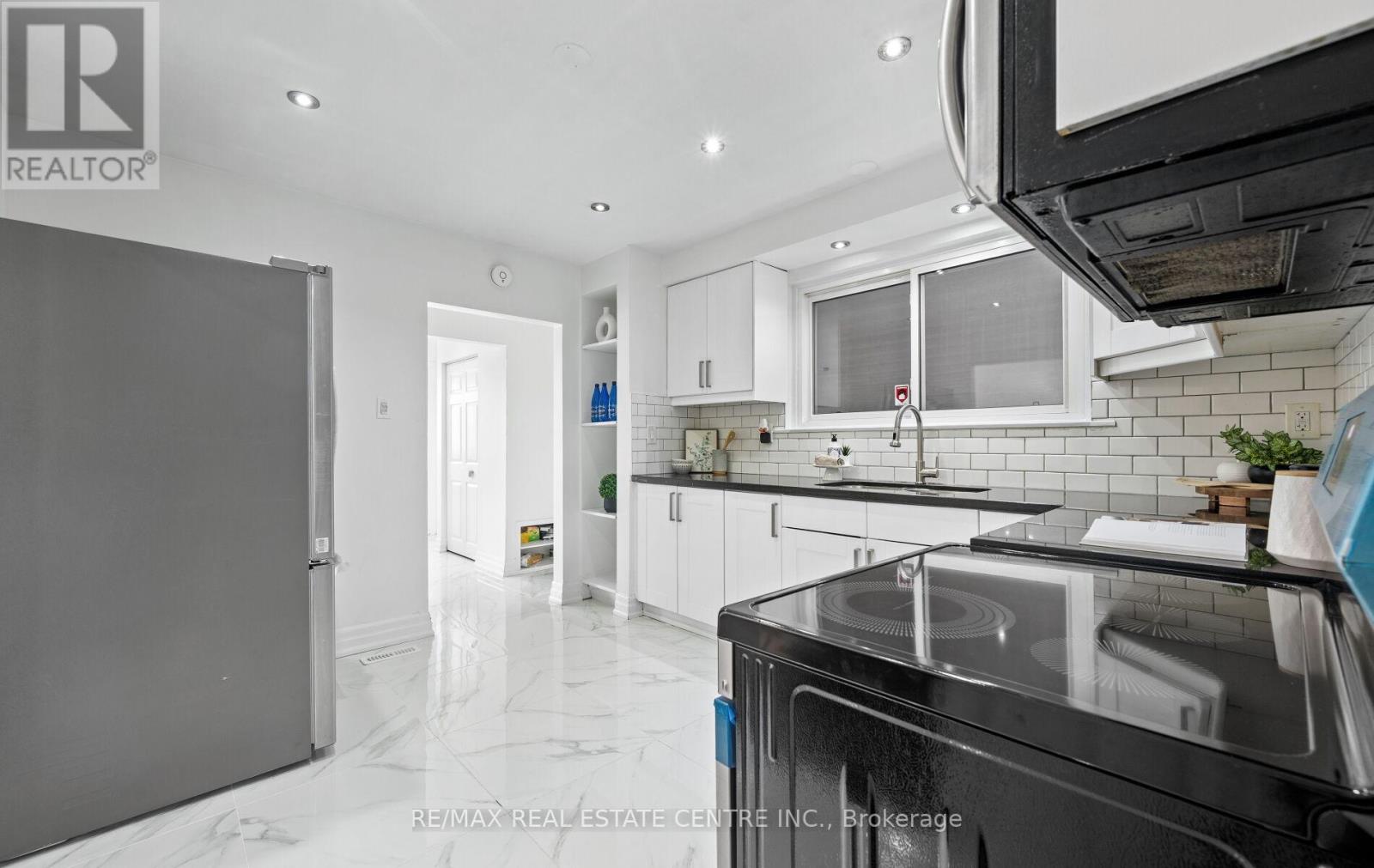 18 Dearbourne Boulevard, Brampton, Ontario  L6T 1J6 - Photo 19 - W12211779