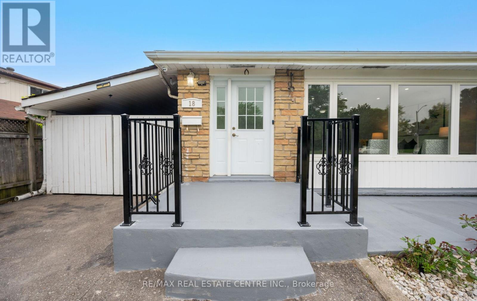 18 Dearbourne Boulevard, Brampton, Ontario  L6T 1J6 - Photo 2 - W12211779